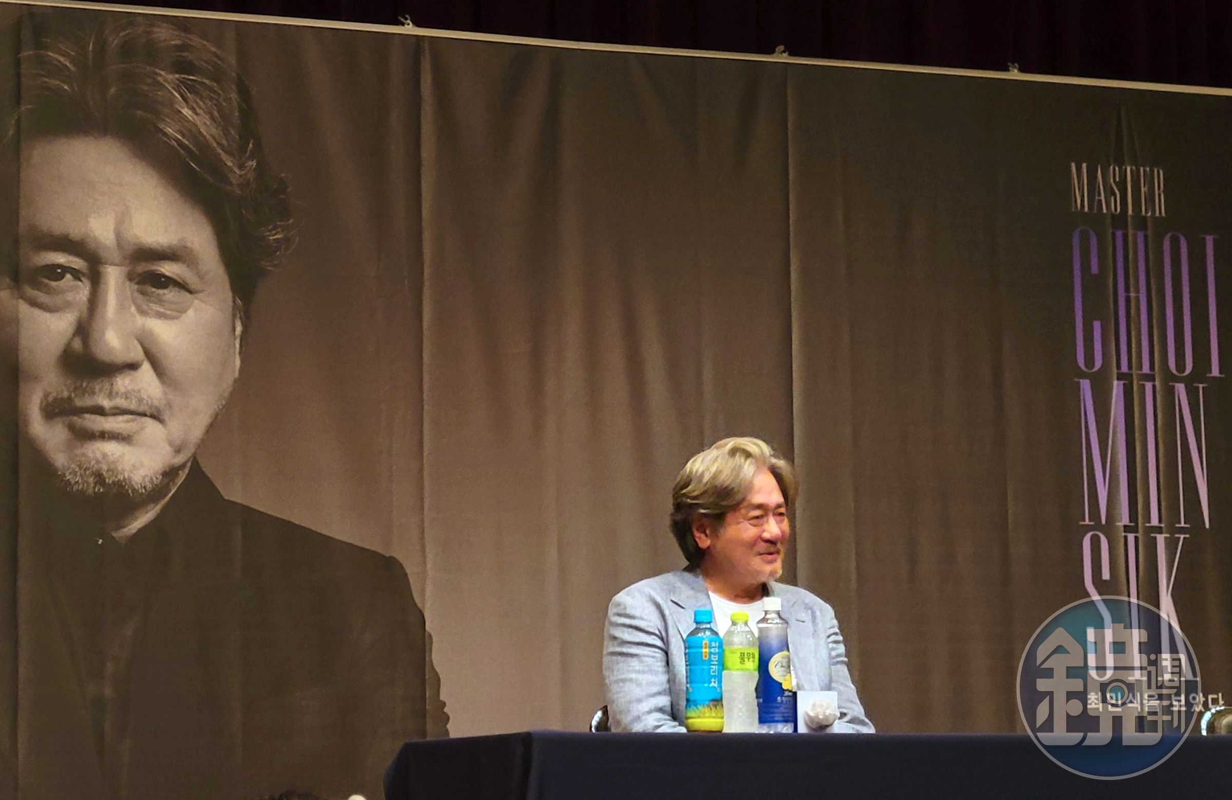崔岷植謝絕被稱為韓國影壇「大前輩」，表示他前面還有許多值得敬佩的演員前輩們。