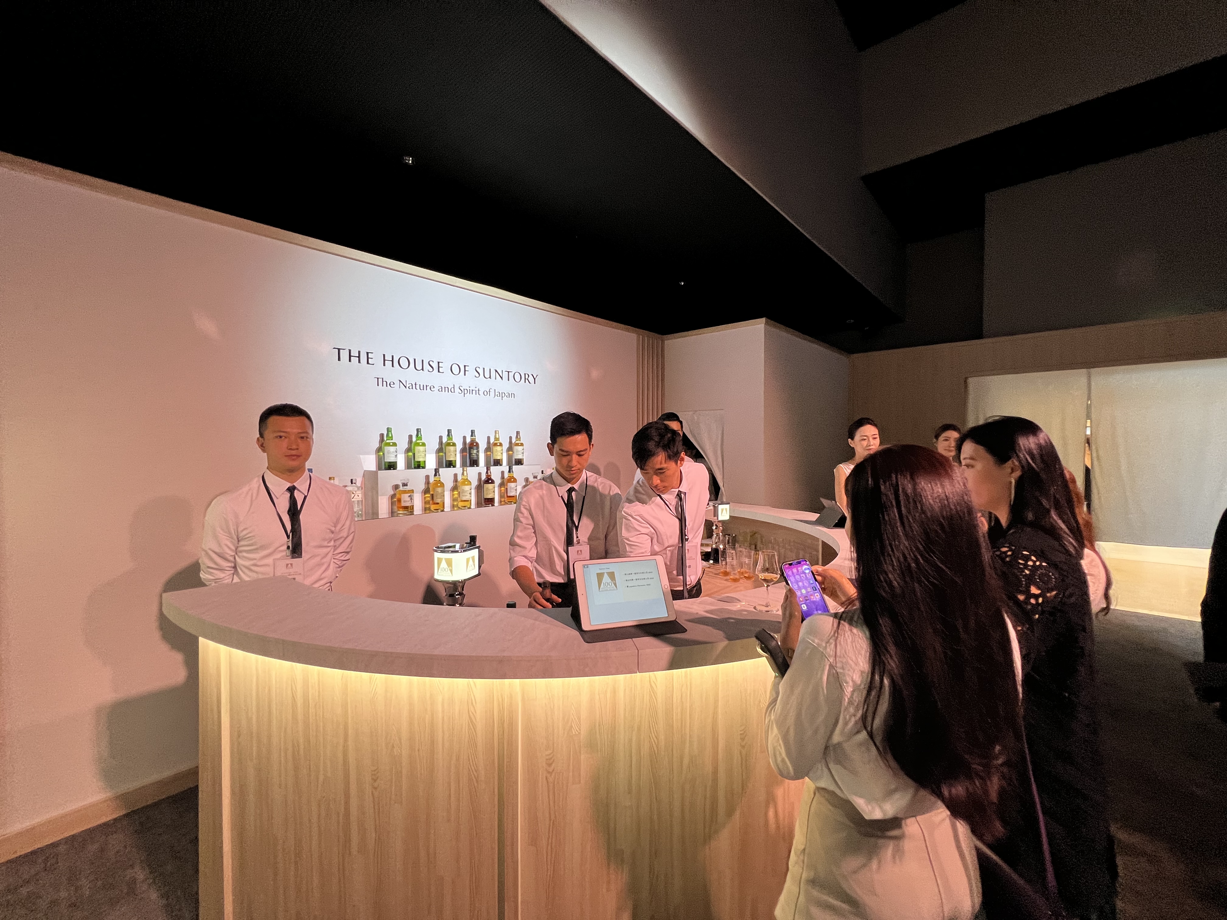 三得利在展區中打造百週年限定酒吧，限量販售多款珍稀單杯日本威士忌佳釀。
