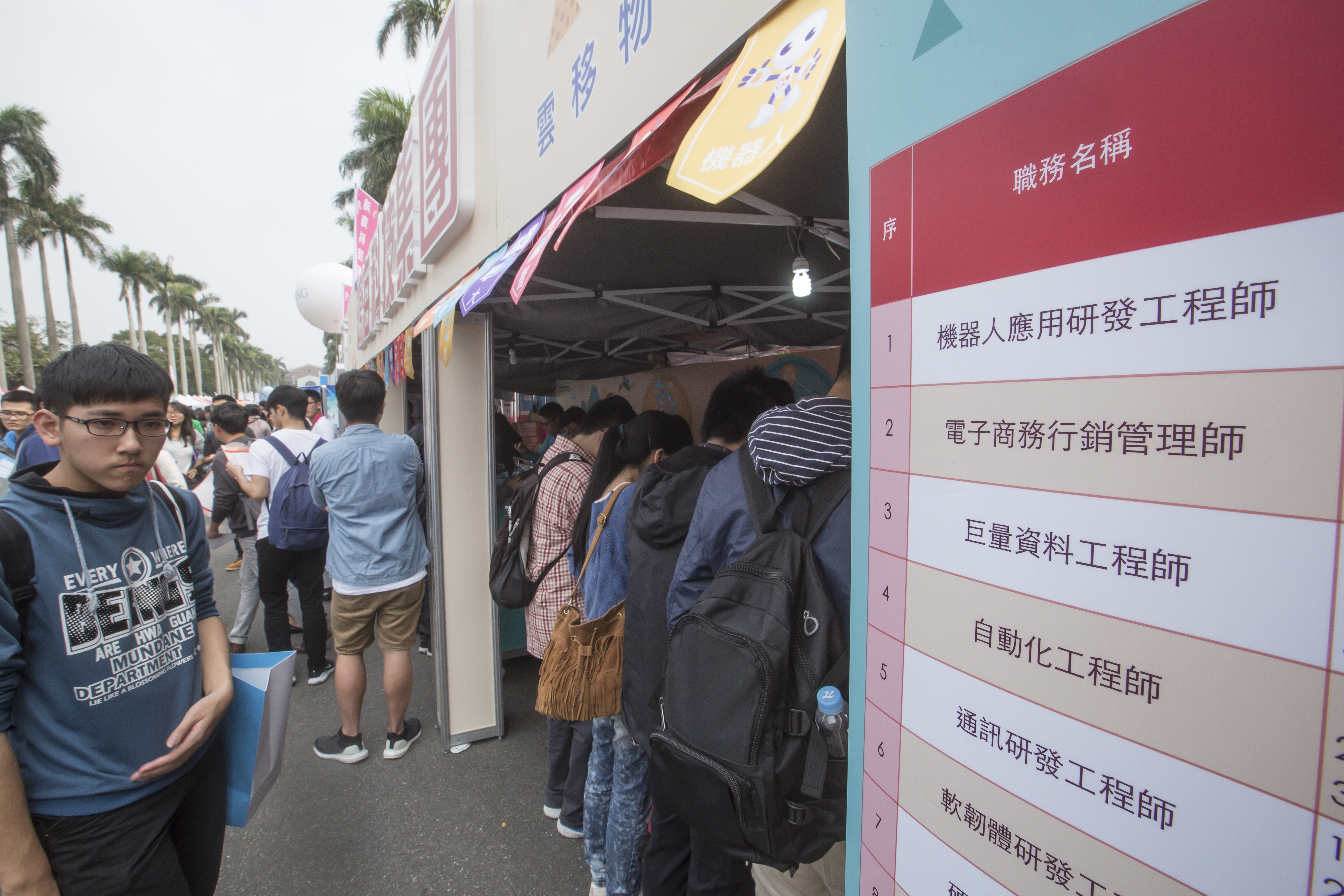 這週正式進入2023的下半年，我適合轉職嗎？靈魂療癒師Olivia透過4張塔羅牌幫你解析。（本刊資料照）