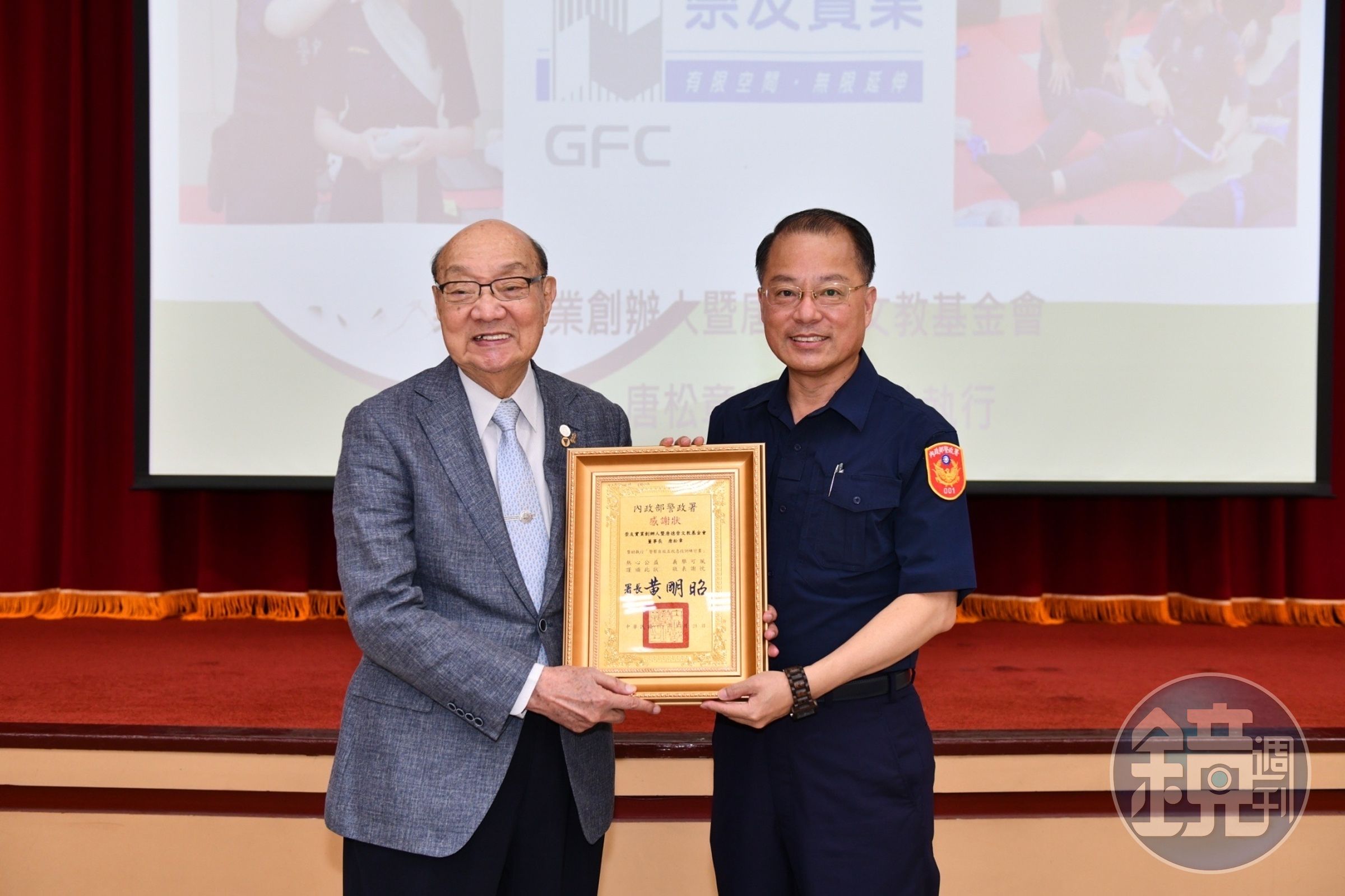 警政署長黃明昭致贈感謝狀給唐松章。(警政署提供)