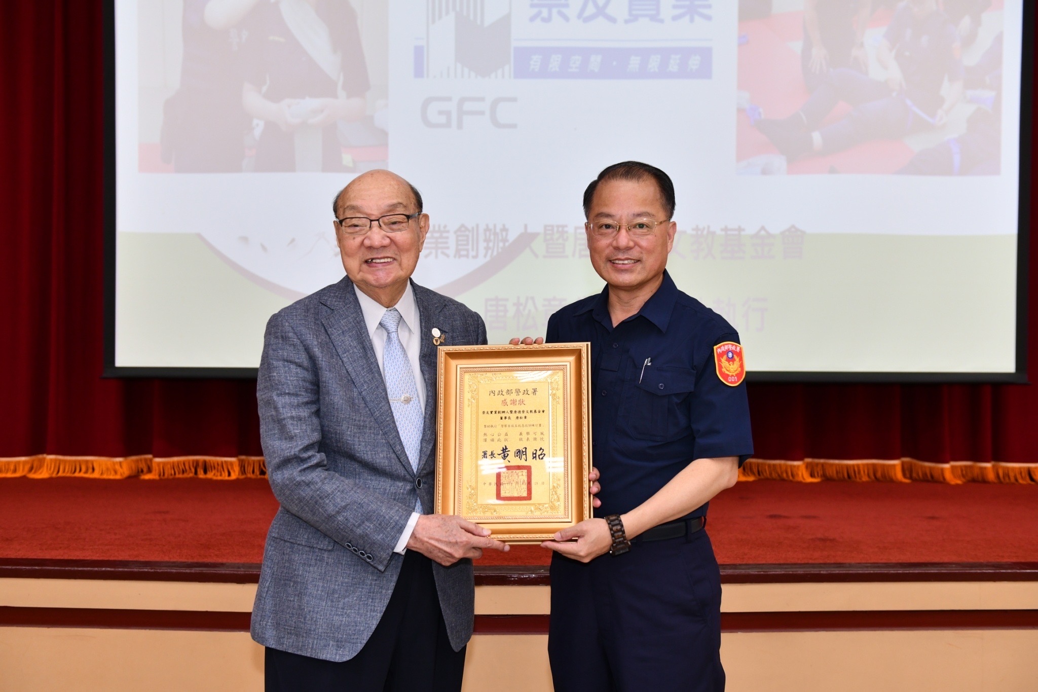 警政署長黃明昭致贈感謝狀給唐松章。（警政署提供）