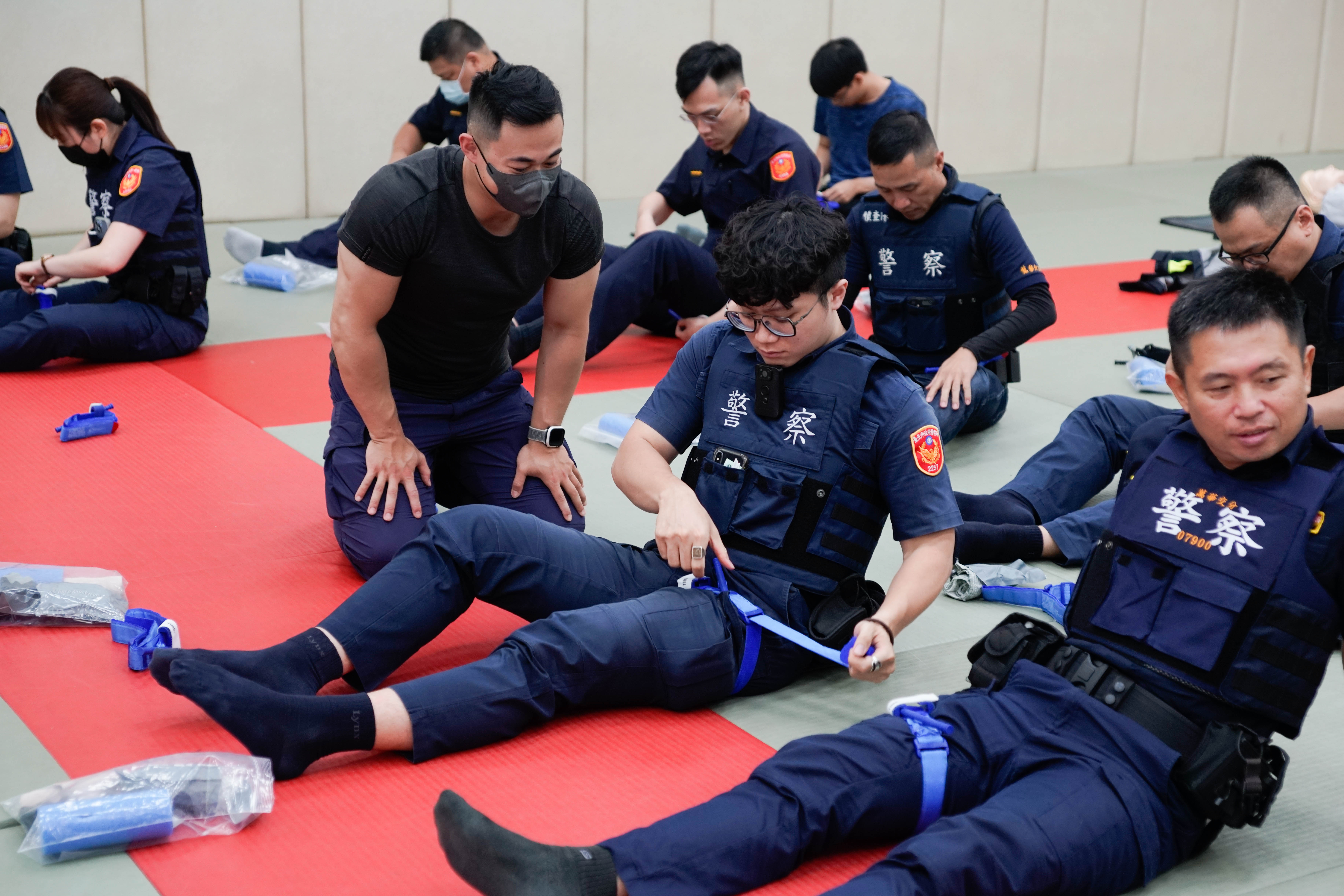 贊助方希望藉由實用急救技能推廣,增加員警執勤自我及同僚防護能力。(警政署提供)