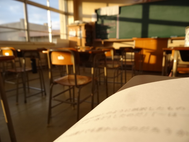 高雄某高中張姓男老師遭學生指控,時常在課堂上性騷。(示意圖,photoAC)