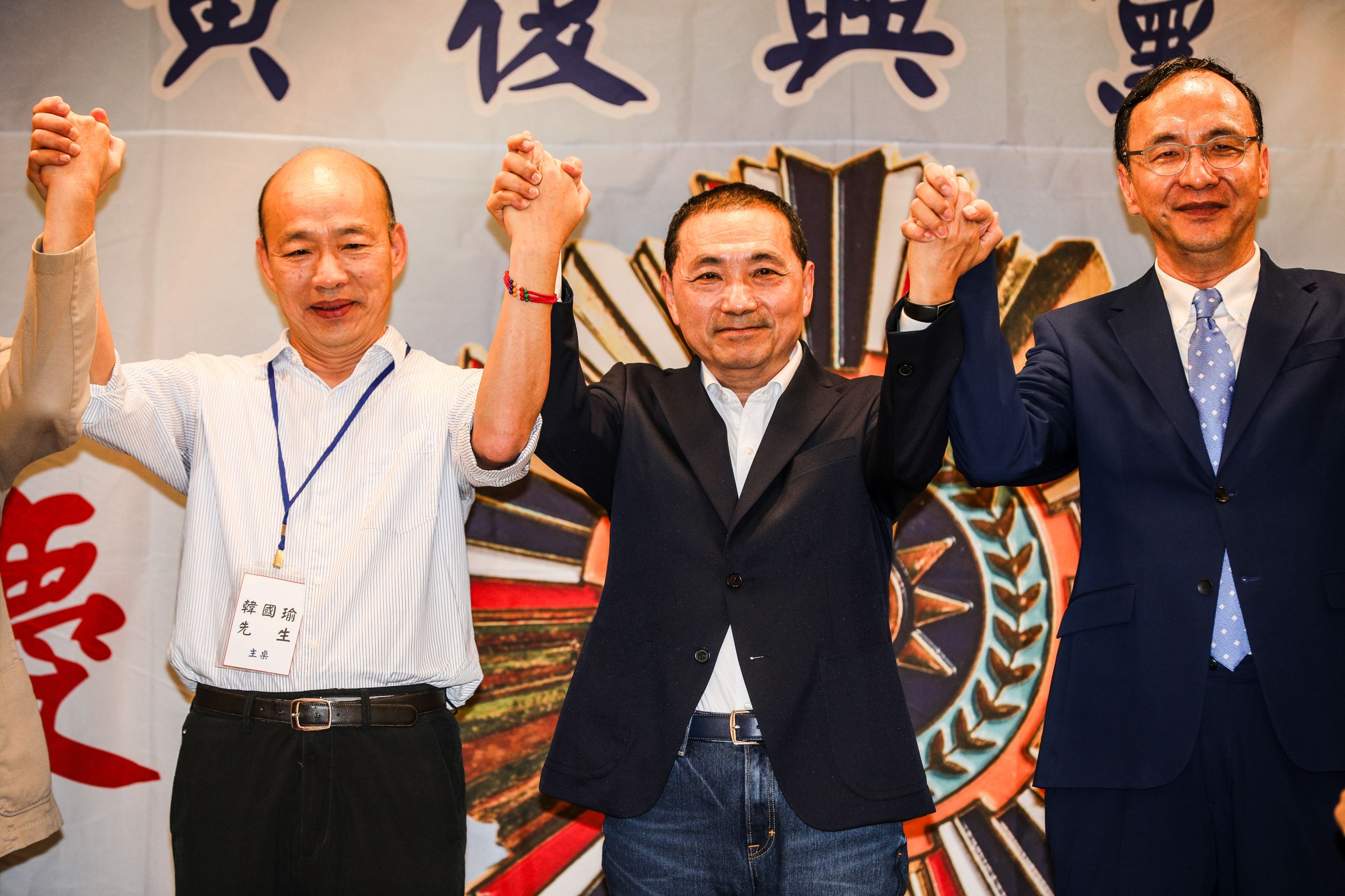 韓國瑜（左起）、侯友宜與朱立倫最後簽起手，高喊「凍蒜」。