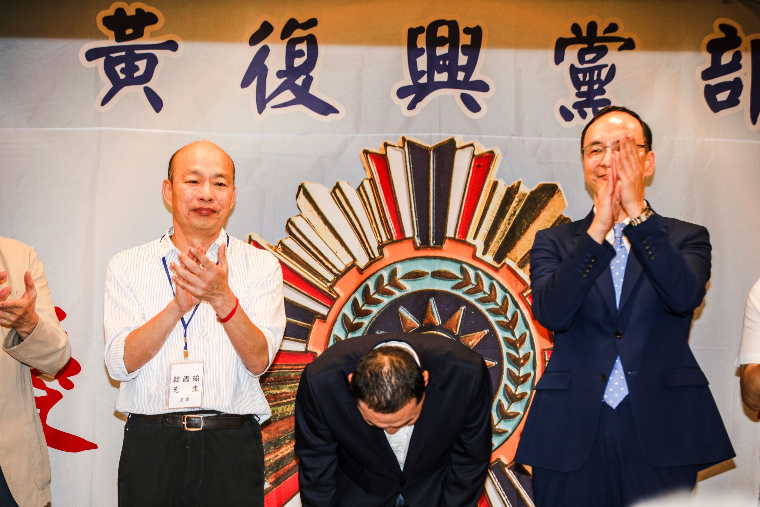 侯友宜（中）今向支持者鞠躬致意，並同框前高雄市長韓國瑜（左）和黨主席朱立倫（右）。