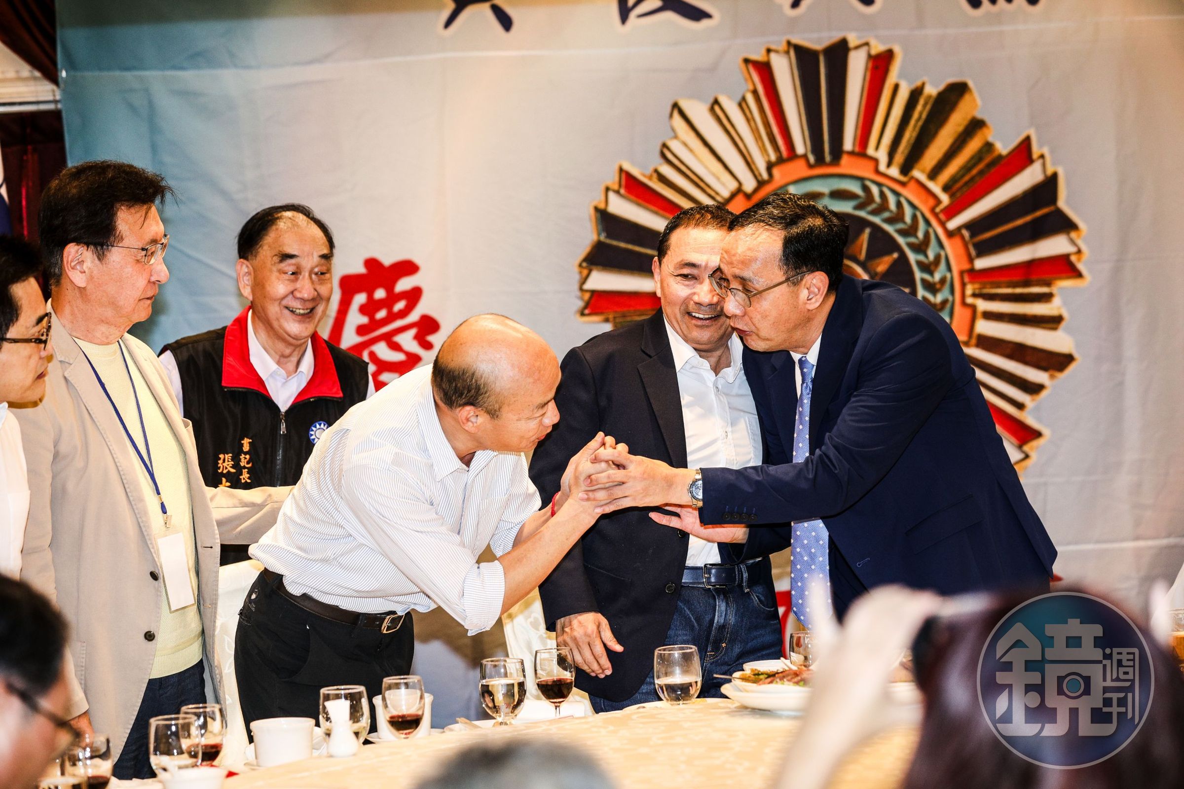韓國瑜今難得露面，席間與黨主席朱立倫也握手言談。