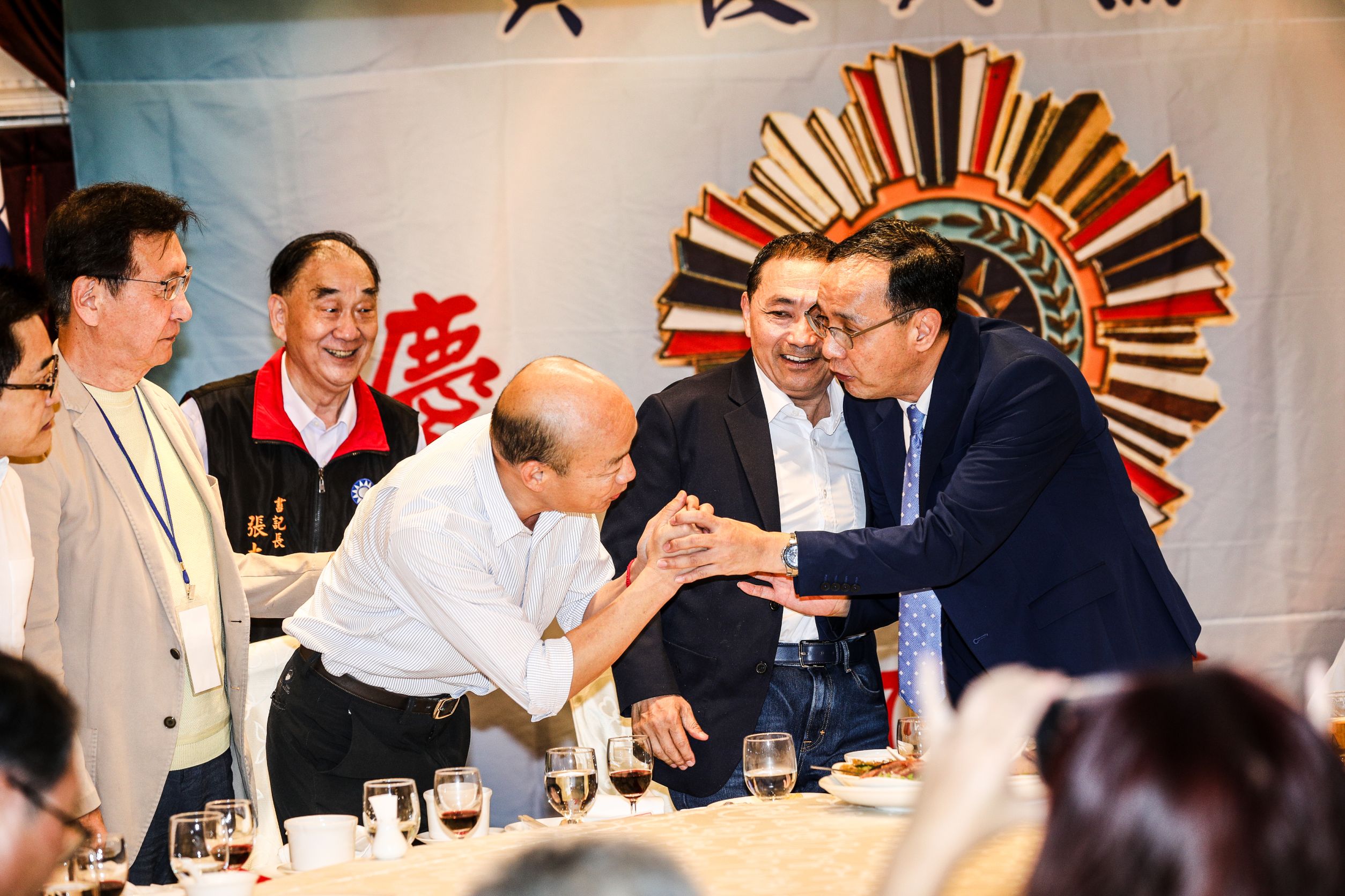 韓國瑜今難得露面，席間與黨主席朱立倫也握手言談。