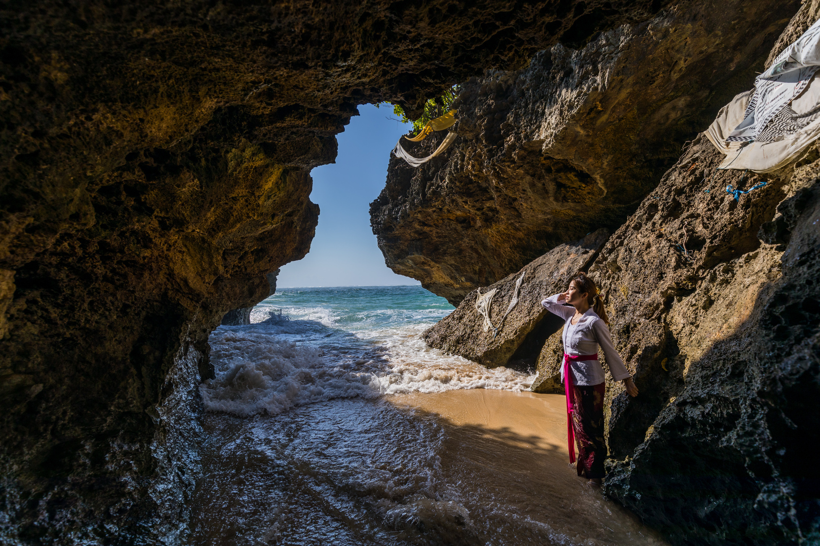 阿普爾瓦凱賓斯基酒店提供的古老淨化儀式，就在海邊進行。