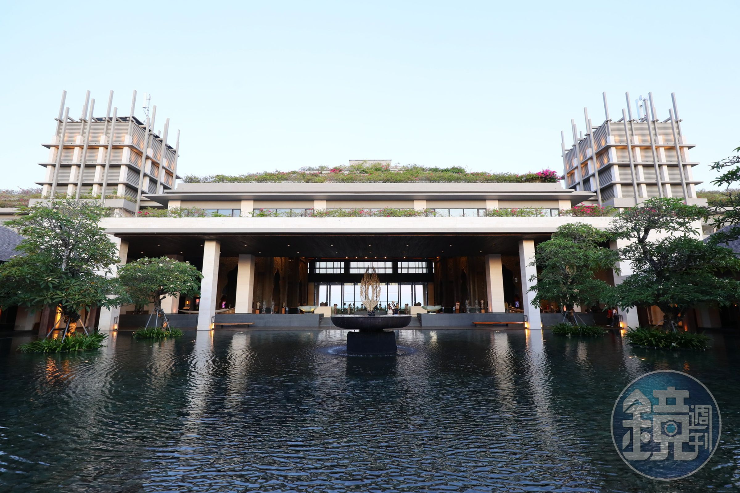 由於峇里島建築皆不能高過寺廟頂端,因此酒店順坡而下建築,大廳位於15樓高。