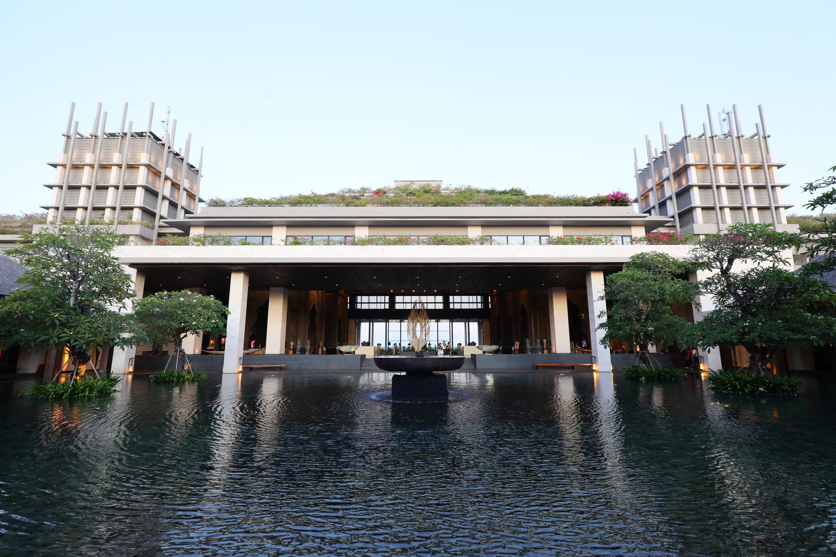 由於峇里島建築皆不能高過寺廟頂端，因此酒店順坡而下建築，大廳位於15樓高。