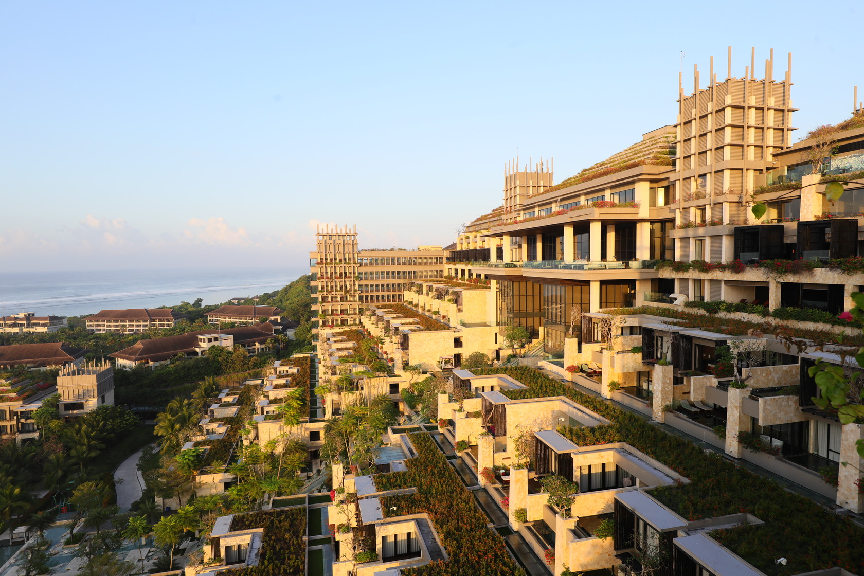 建築物靈感汲取當地流傳千年的梯田灌溉系統「Subak」。
