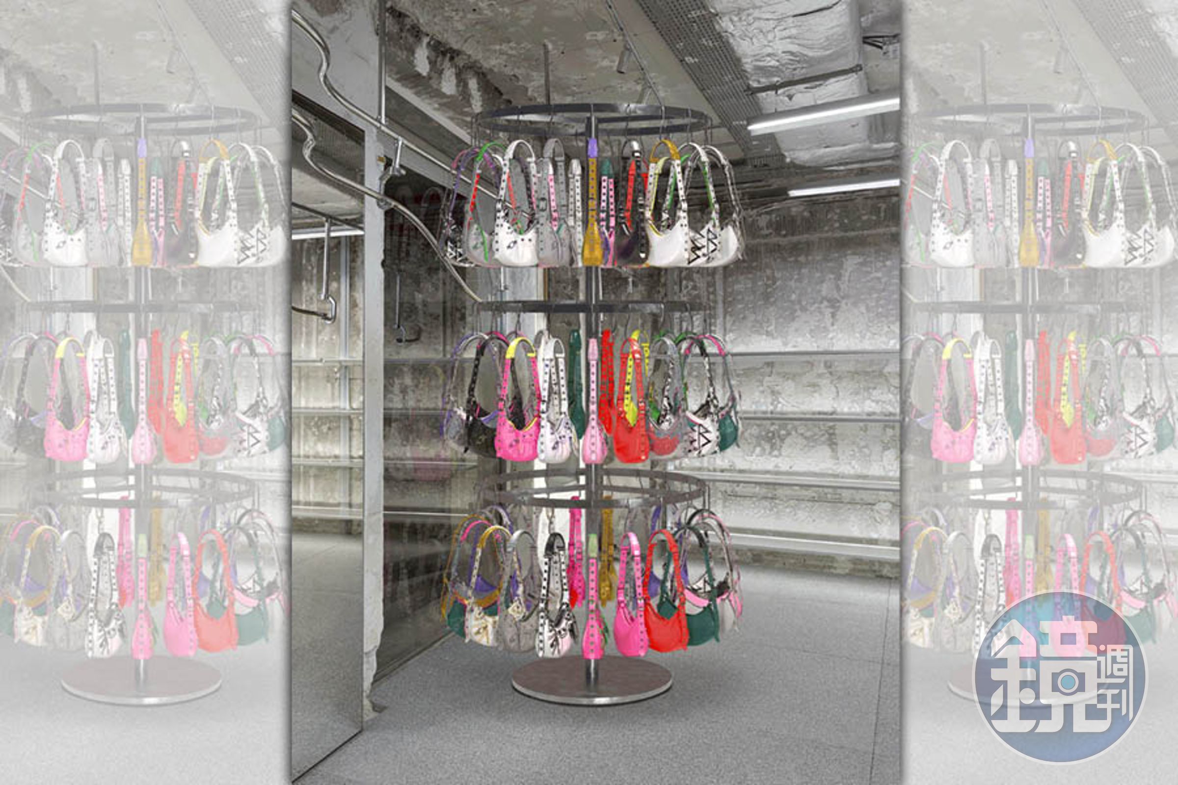 BALENCIAGA將Le Cagole包款以互動旋轉陳列方式作呈現。(BALENCIAGA提供)