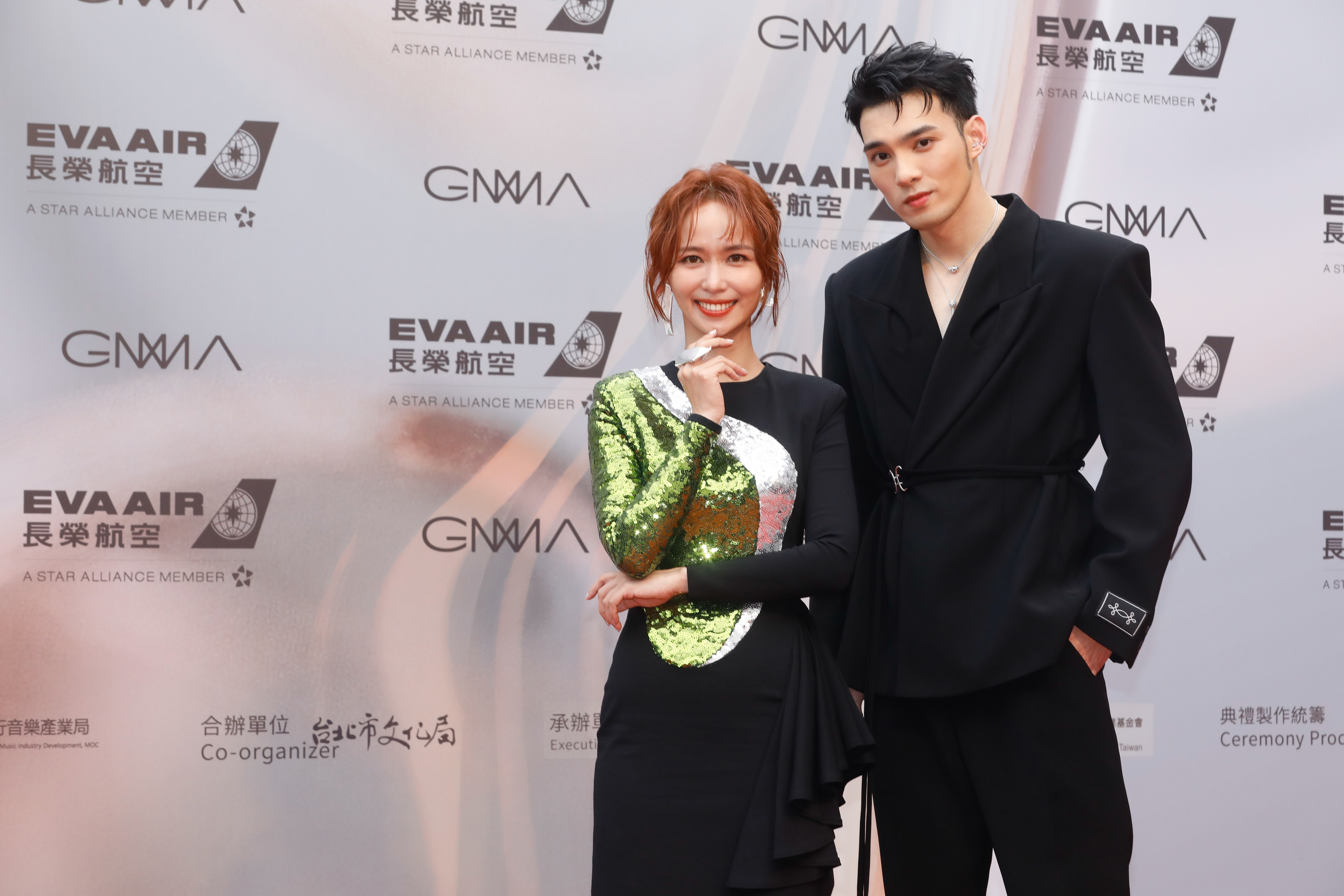 第34屆金曲獎今(1日)在台北小巨蛋舉辦頒獎典禮,圖為紅毯主持人陳明珠(左)及黃偉晉(右)。