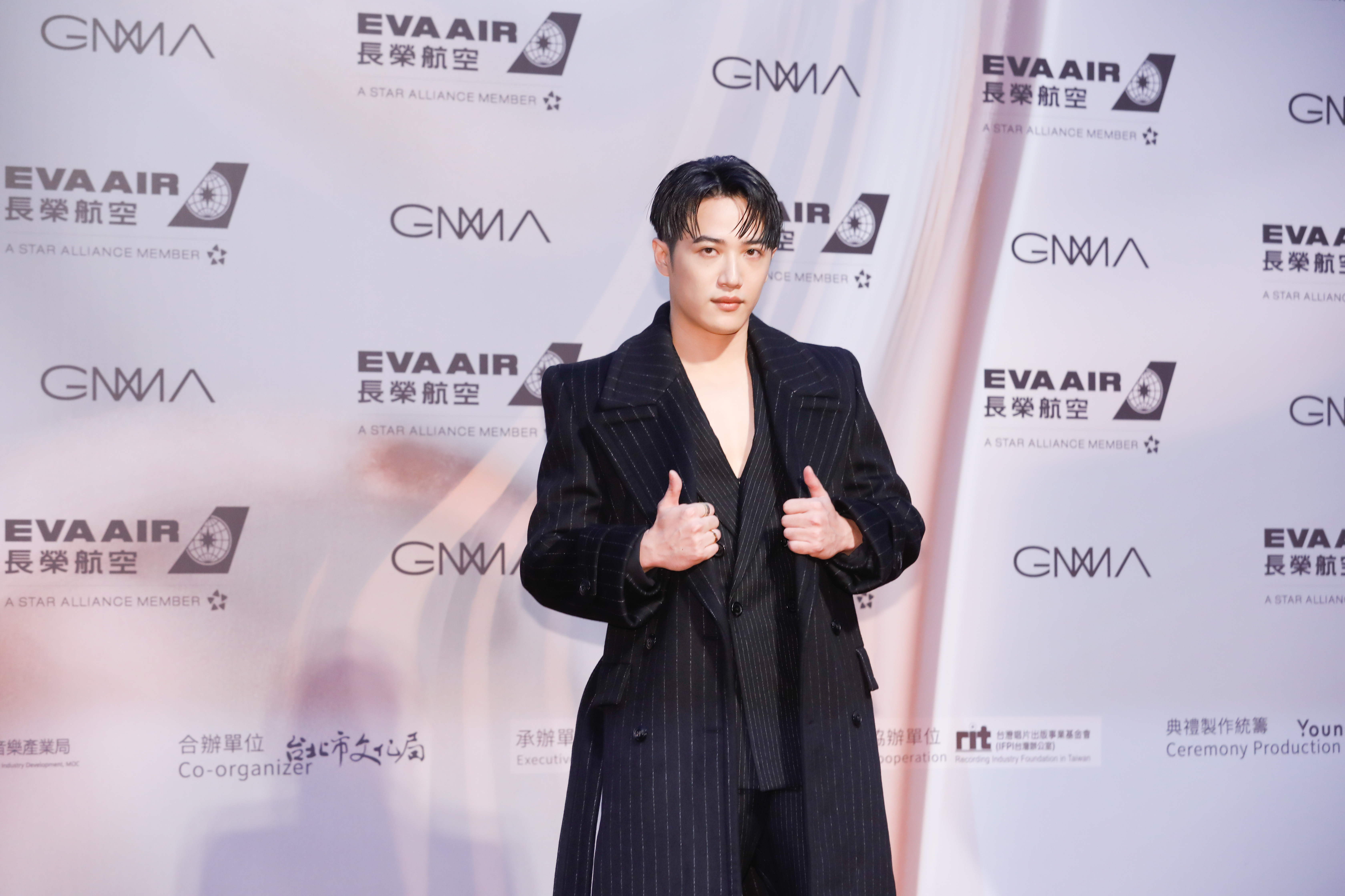 金曲歌王熱門人選熊仔今盛裝打扮走紅毯，露出胸肌曲線。