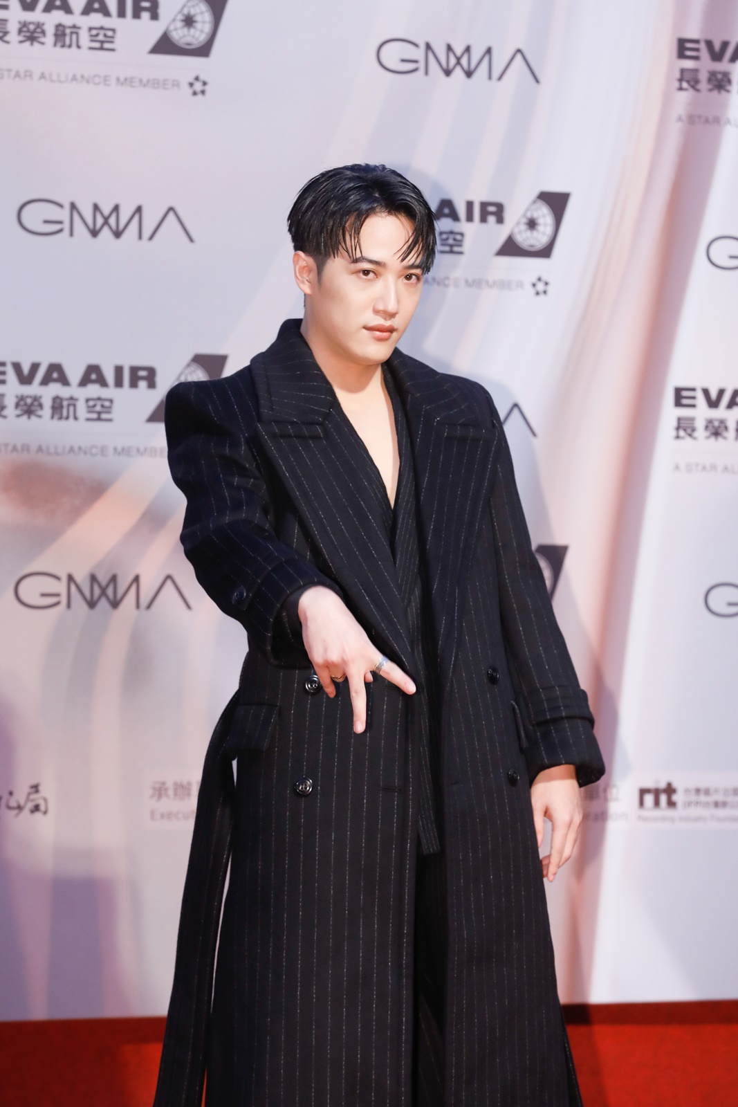 金曲歌王熱門人選熊仔今盛裝打扮走紅毯,露出胸肌曲線。