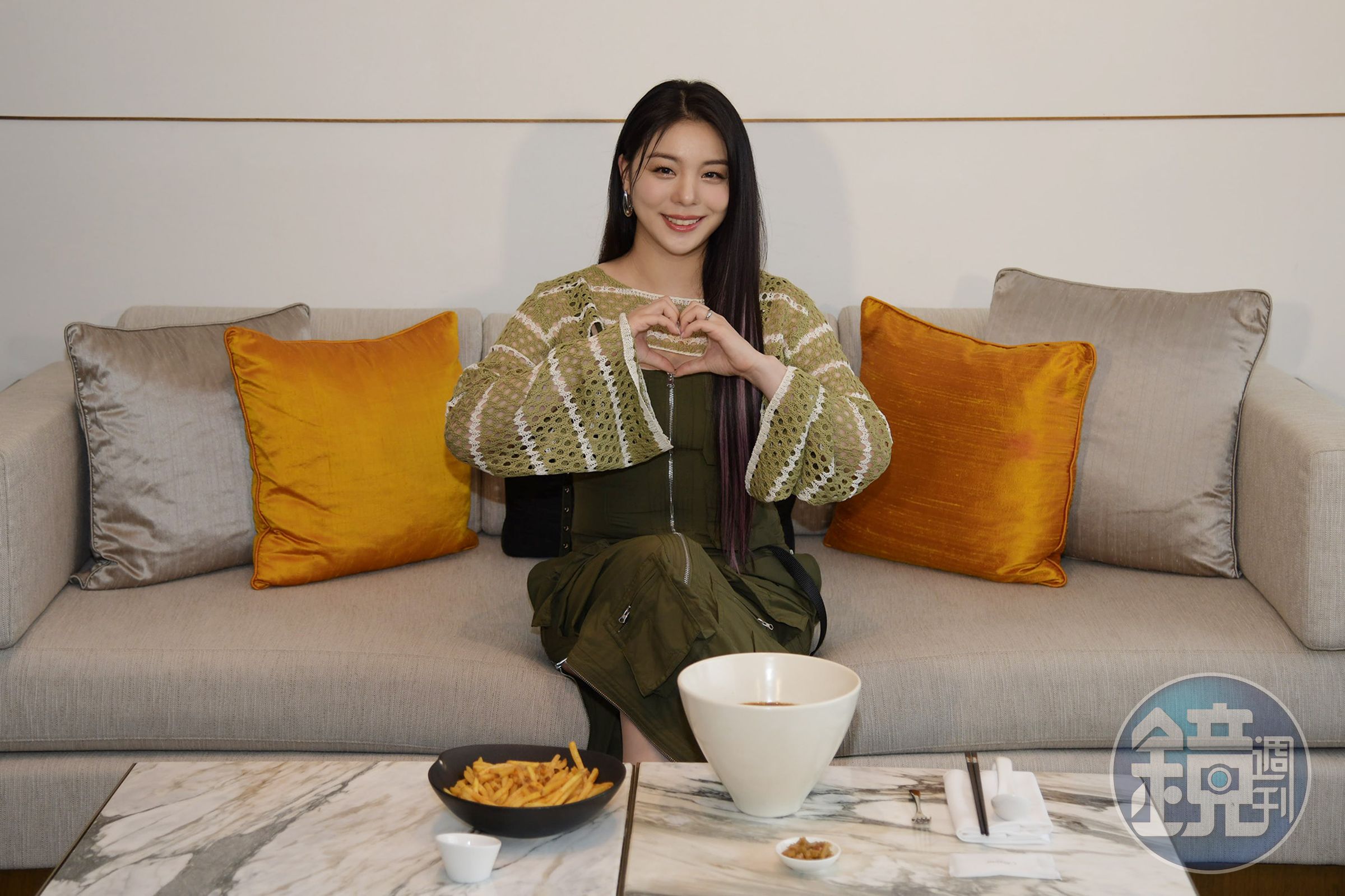 Ailee一到台北飯店就開吃牛肉麵。(和協整合行銷提供)