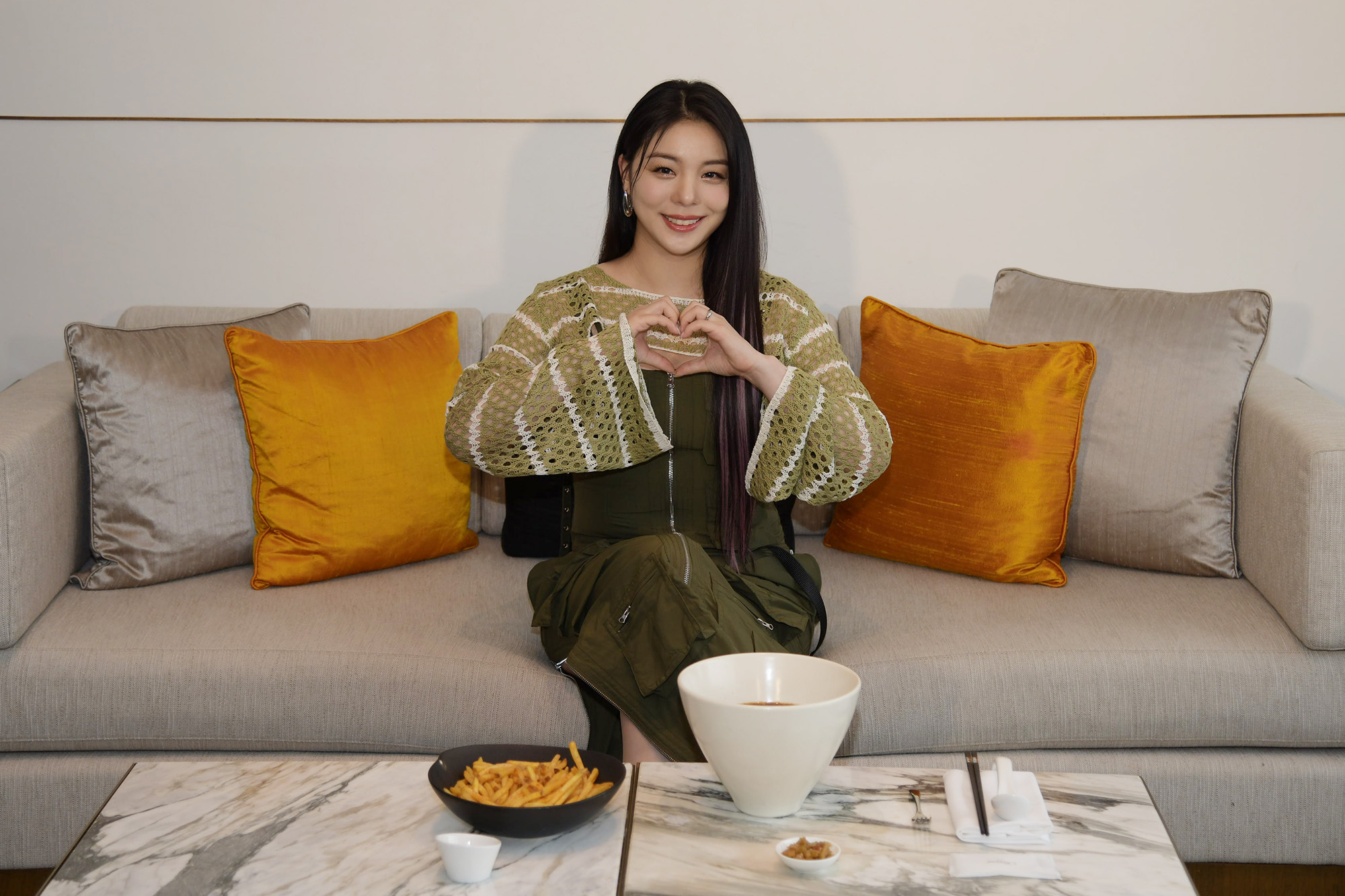 Ailee一到台北飯店就開吃牛肉麵。（和協整合行銷提供）