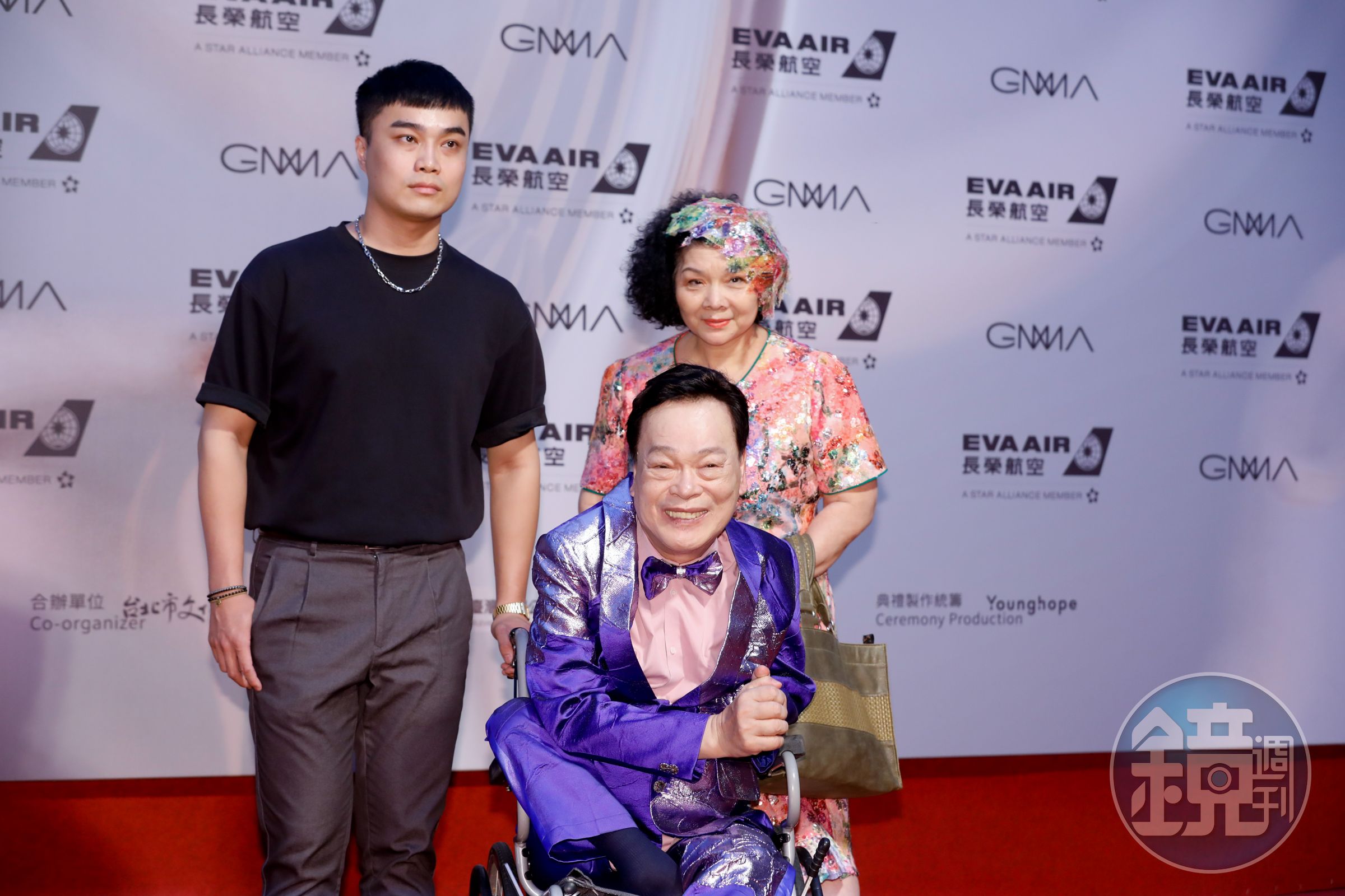 阿吉仔（前）以《心愛的謝謝》獲34屆金曲獎最佳台語男歌手獎。