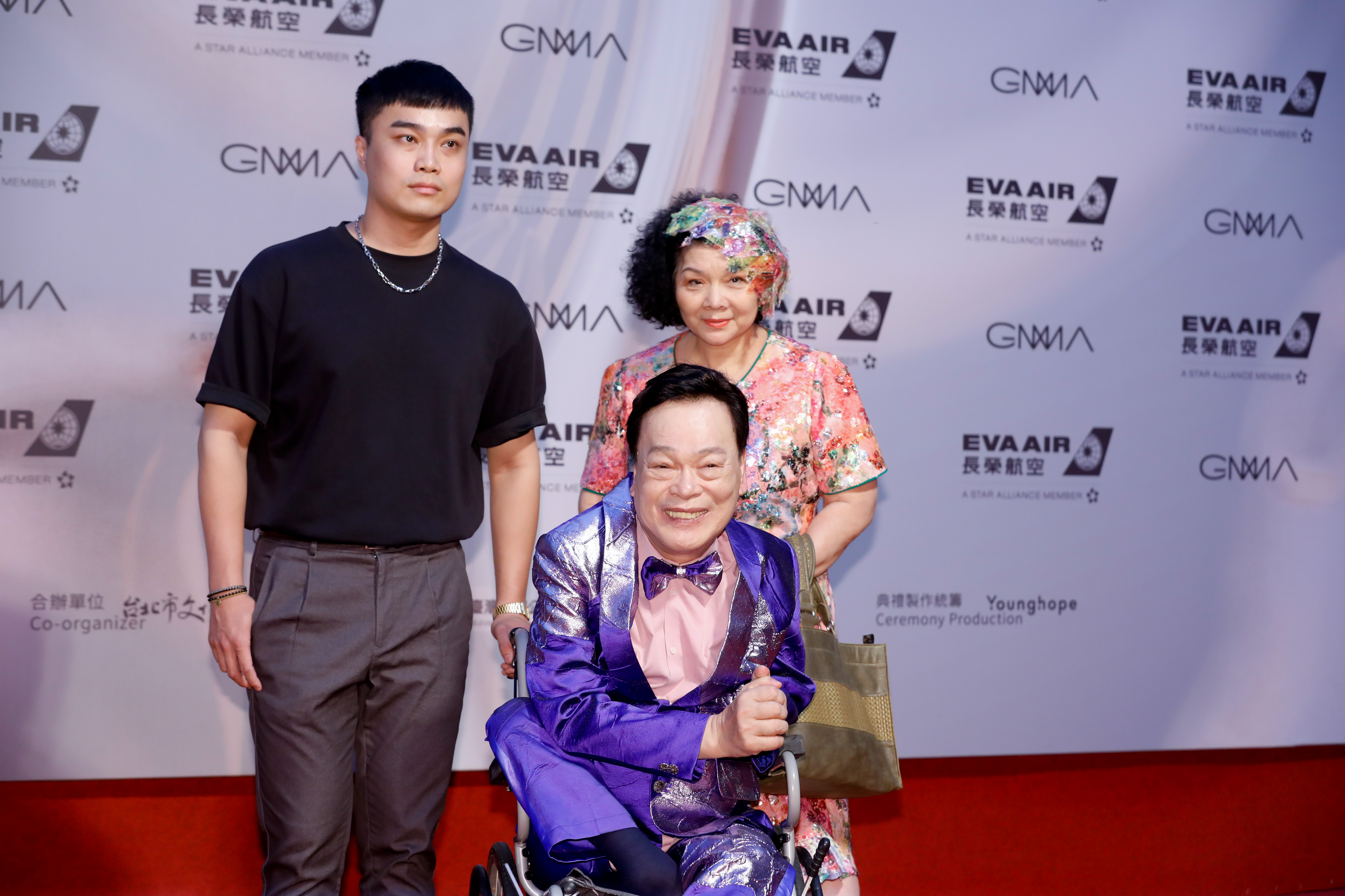 阿吉仔(前)以《心愛的謝謝》獲34屆金曲獎最佳台語男歌手獎。