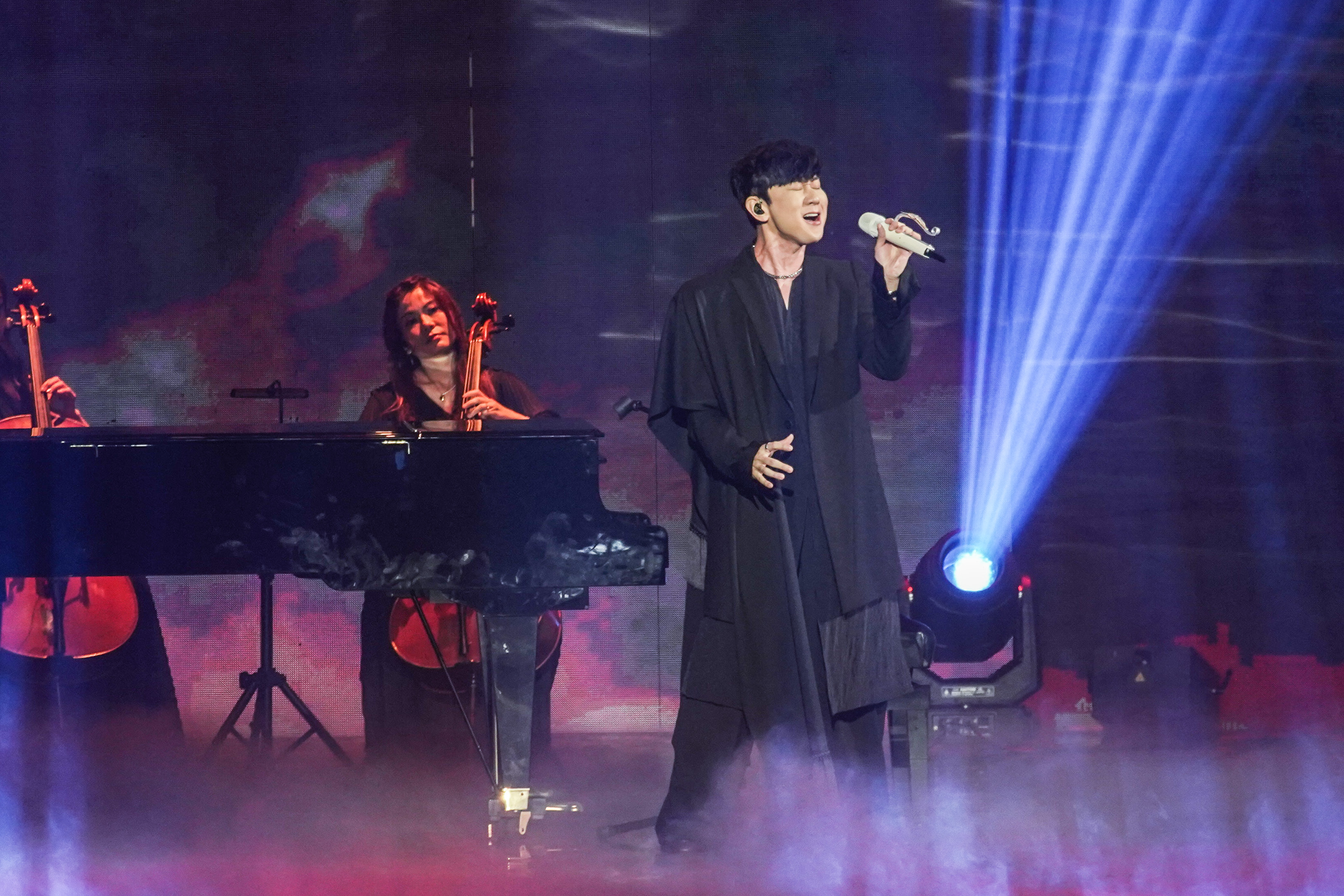 林俊傑自彈自唱林秋離創作的經典歌曲〈聽海〉〈哭砂〉〈心痛〉〈不為誰而作的歌〉。（台視提供）