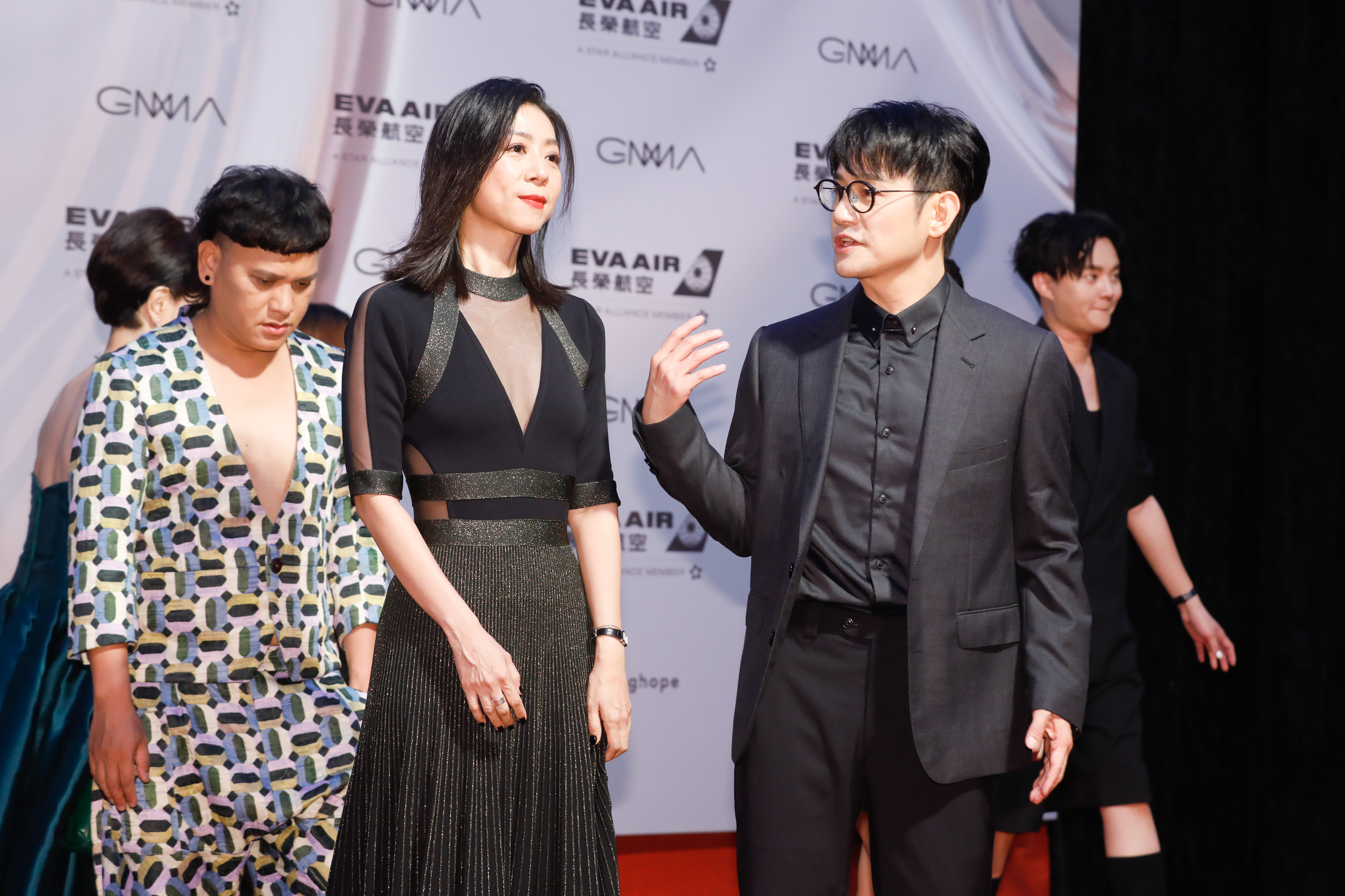 陳綺貞（前左）身穿全透薄紗深V到腰的性感禮服，胸型一覽無遺。