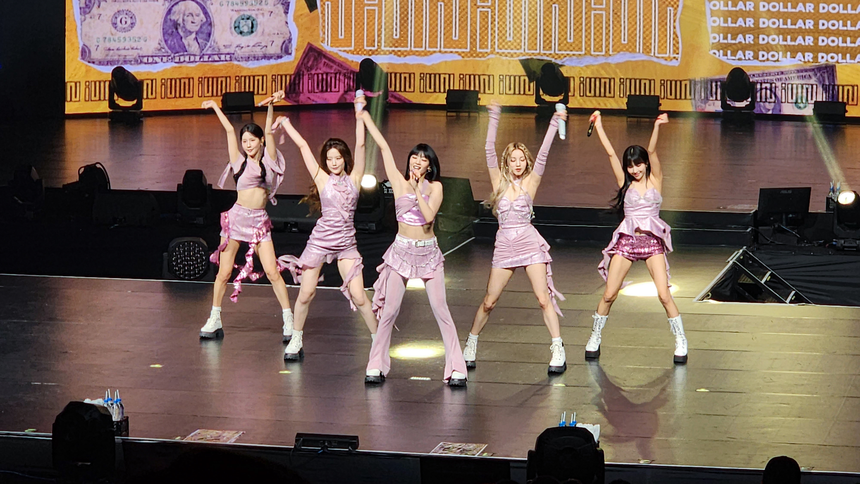 （G）I-DLE在北流開唱，成員表示是舒華（左二）故鄉特別不一樣。（讀者提供）