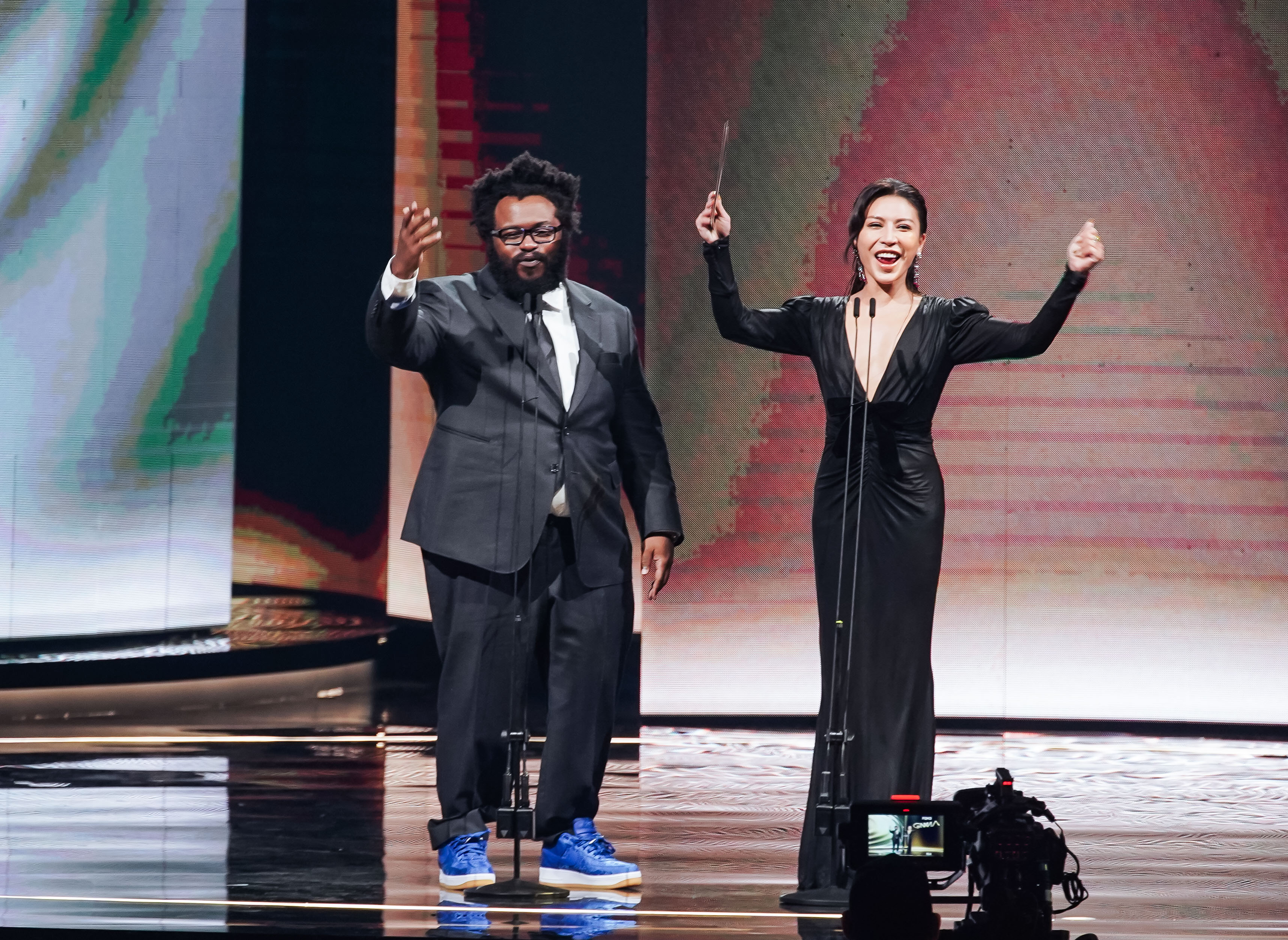 艾怡良（右）誤報得獎名單，入圍者陳建瑋上台致詞到一半，才發現得獎的不是他。（台視提供）