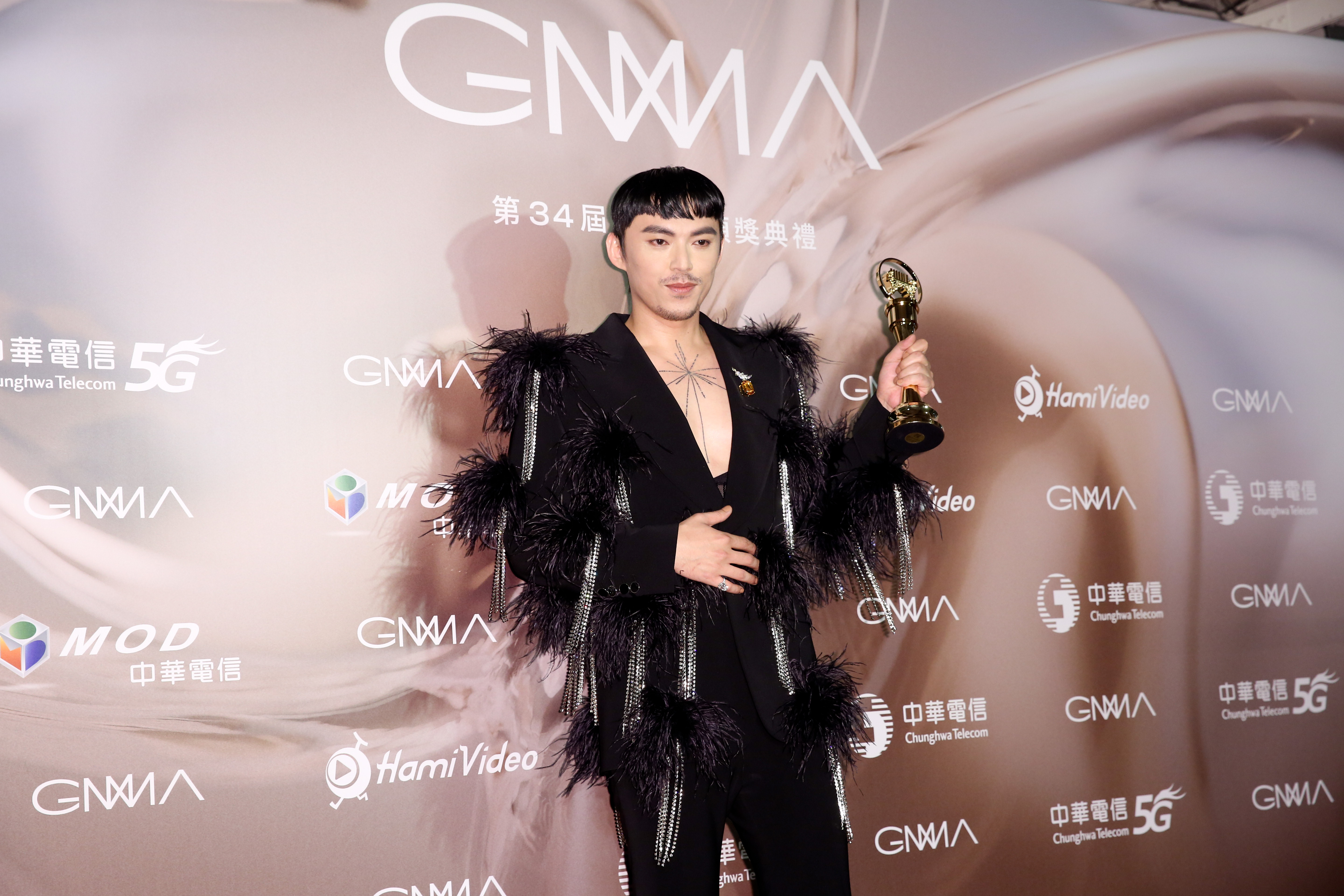 Hush成功擊退熊仔、熱狗及吳青峰等，登上第34屆金曲歌王寶座。