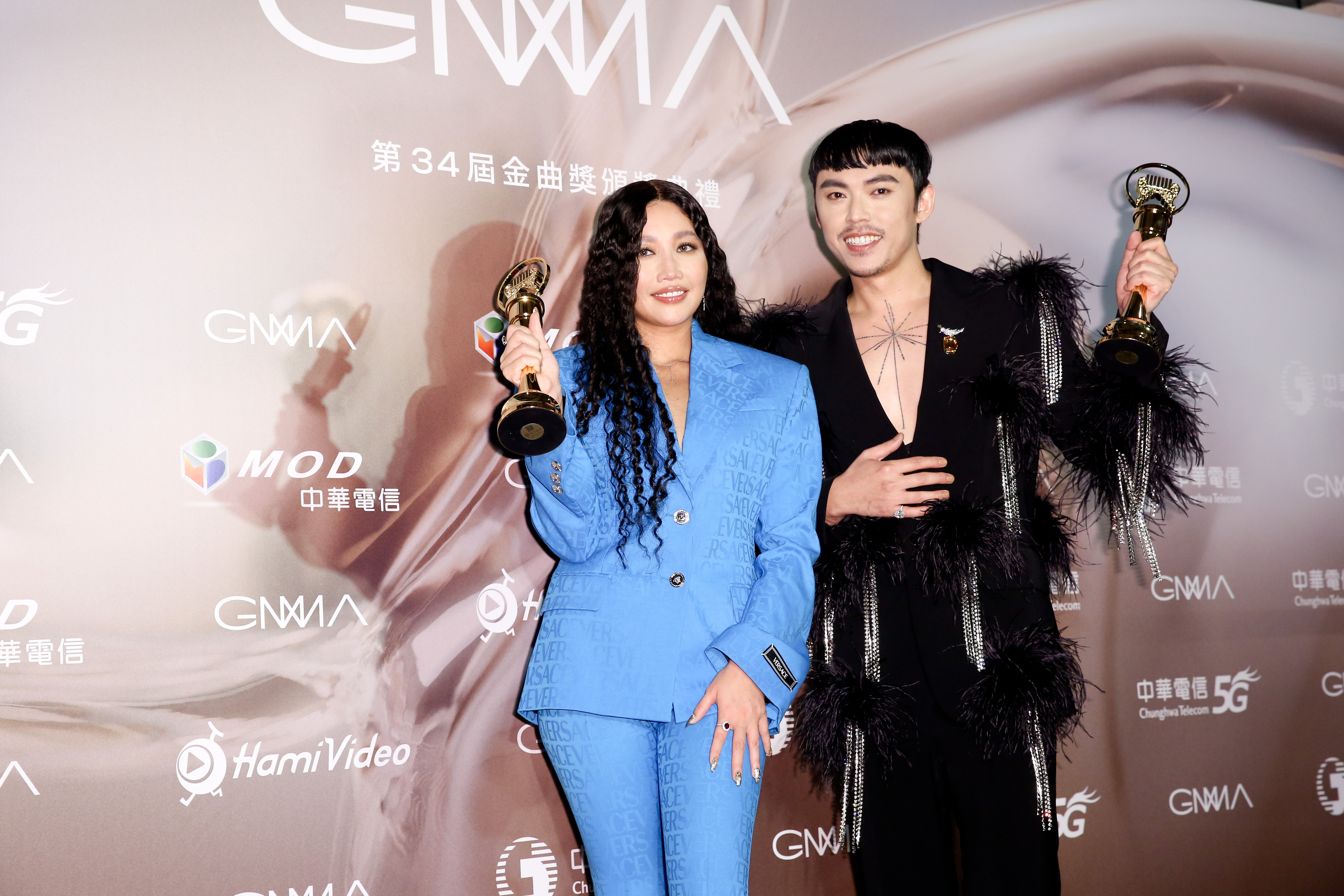 評審團主席陳建騏透露，歌王部分競爭最多，至於歌后在第一輪，就由A-Lin勝出。右為Hush。