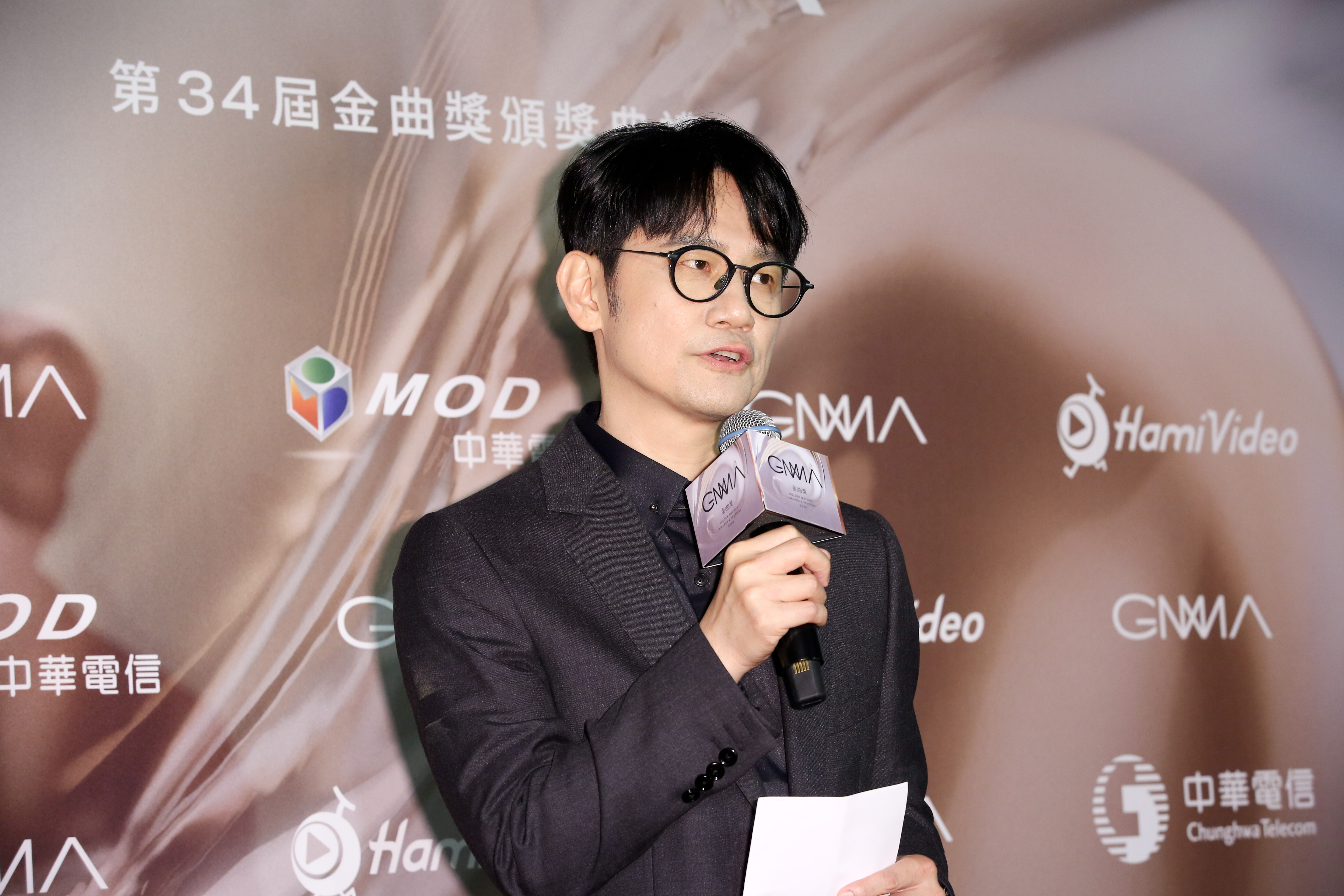 陳建騏指歌王競爭最激烈,並為艾怡良出烏龍緩頰。