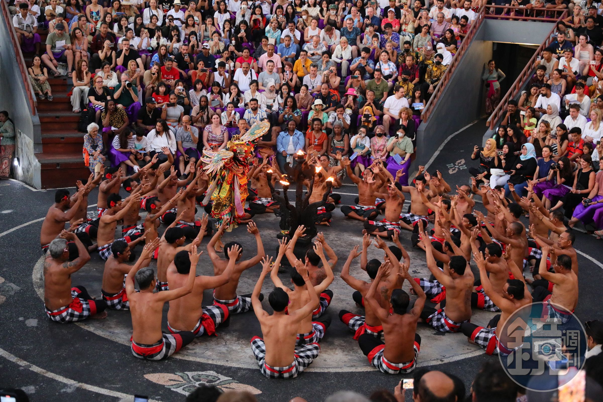 「Kecak」是峇里島傳統舞蹈之一，僅以人聲搭配肢體演出，全程無任何樂器。