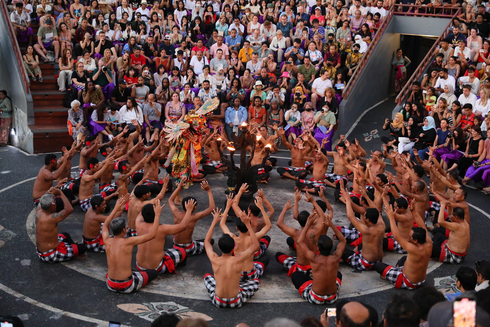 「Kecak」是峇里島傳統舞蹈之一，僅以人聲搭配肢體演出，全程無任何樂器。