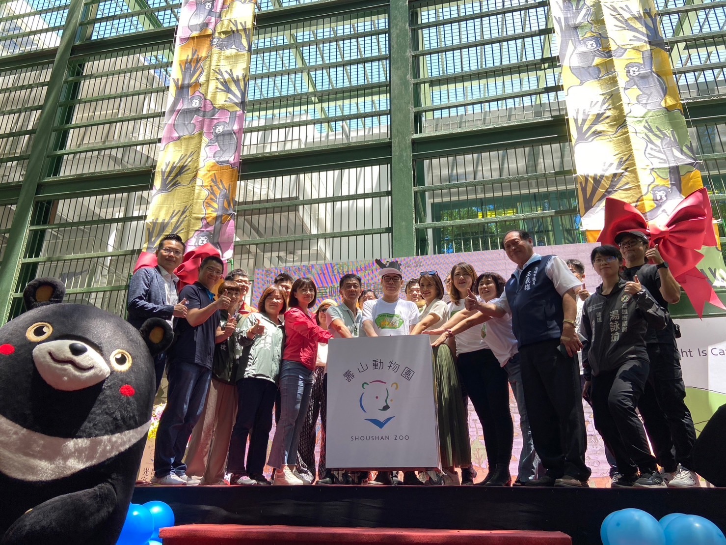 群創光電將獨家開發的智慧液晶窗戶,率先導入高雄壽山動物園,藉此翻轉咖啡館新樣貌,並落實節能減碳與環保永續的智慧城市發展。(群創提供)