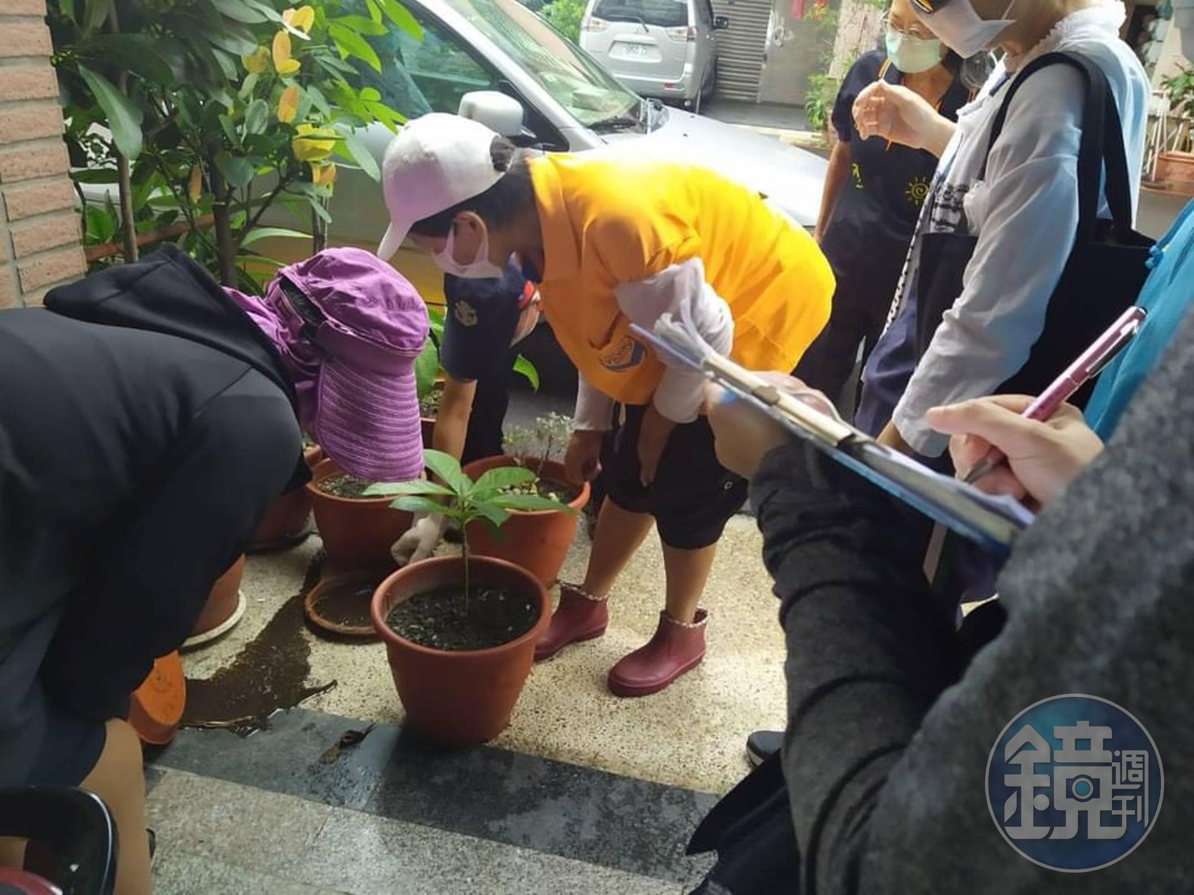 台南市登革熱疫情升溫，環保局清除髒亂孳生源。（南市環保局提供）