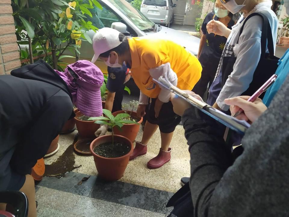 台南市登革熱疫情升溫，環保局清除髒亂孳生源。（南市環保局提供）