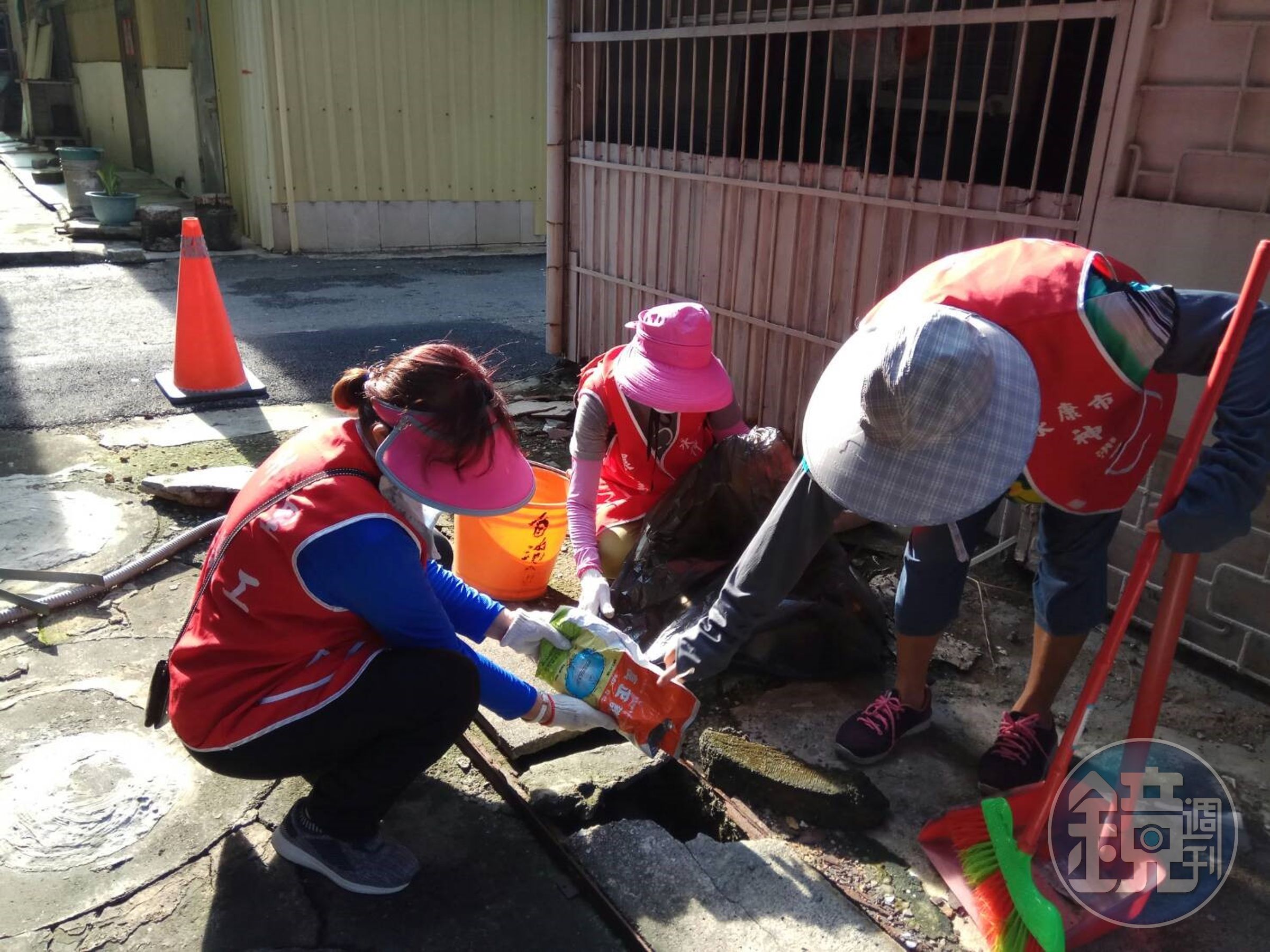 台南市登革熱疫情升溫，環保局清除髒亂孳生源。（南市環保局提供）