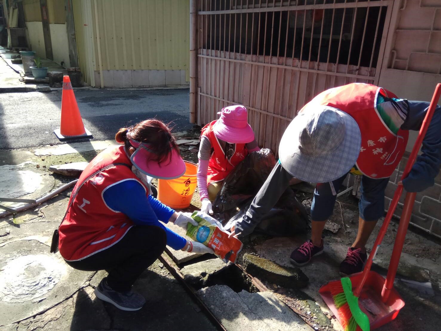 台南市登革熱疫情升溫，環保局清除髒亂孳生源。（南市環保局提供）