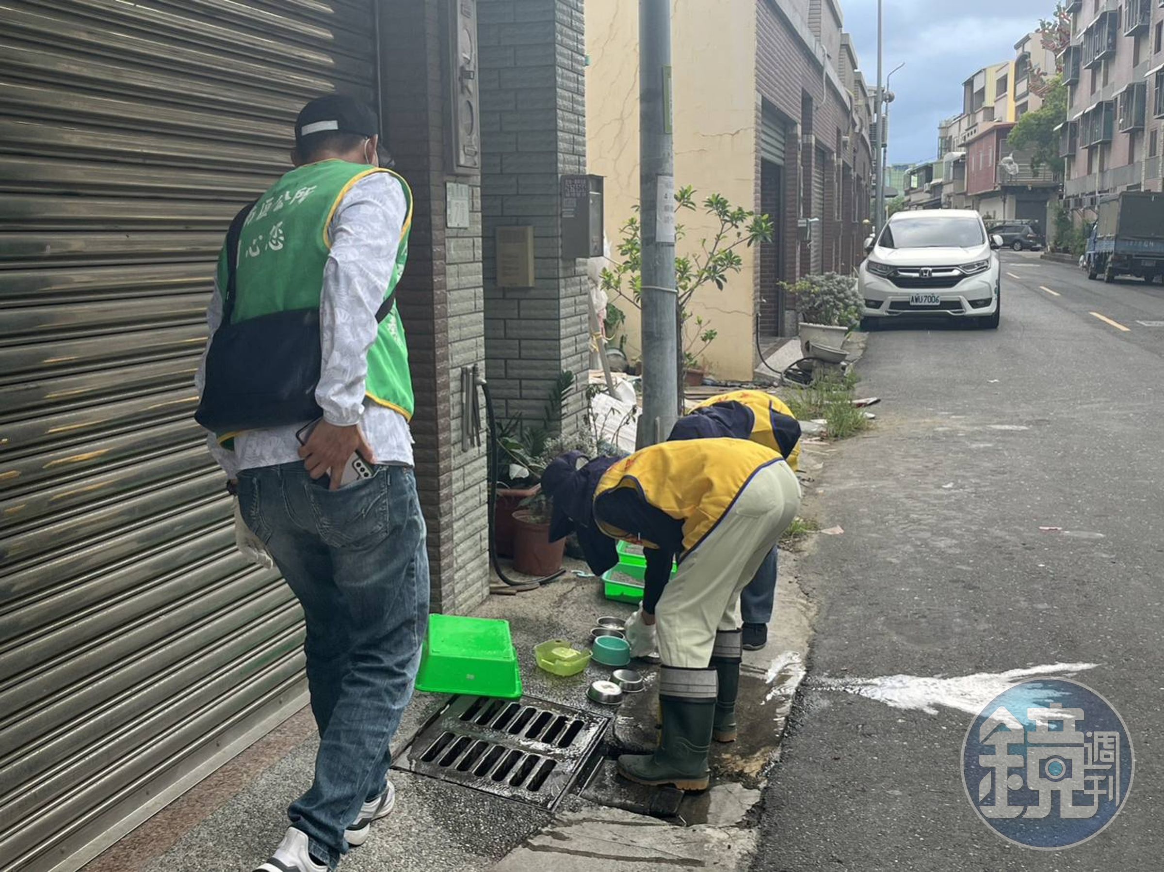 台南市登革熱疫情升溫，環保局清除髒亂孳生源。（南市環保局提供）