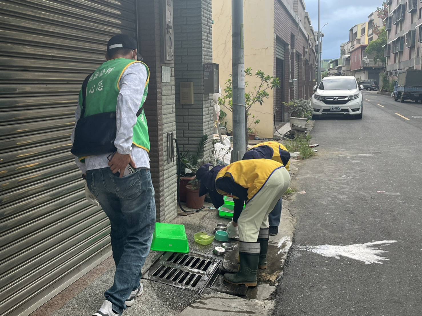 台南市登革熱疫情升溫，環保局清除髒亂孳生源。（南市環保局提供）