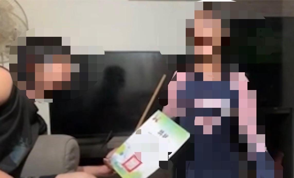 新北市一父親，疑因不滿意女兒「只考到第5名」，對女兒進行體罰。（翻攝臉書）