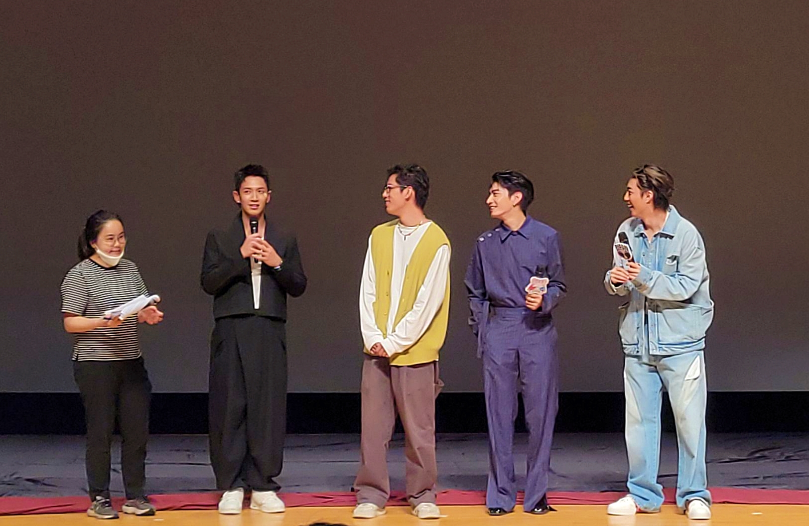 柯震東、朱軒洋、宋柏緯與蔡凡熙用韓文和大家打招呼，受到熱烈歡迎。