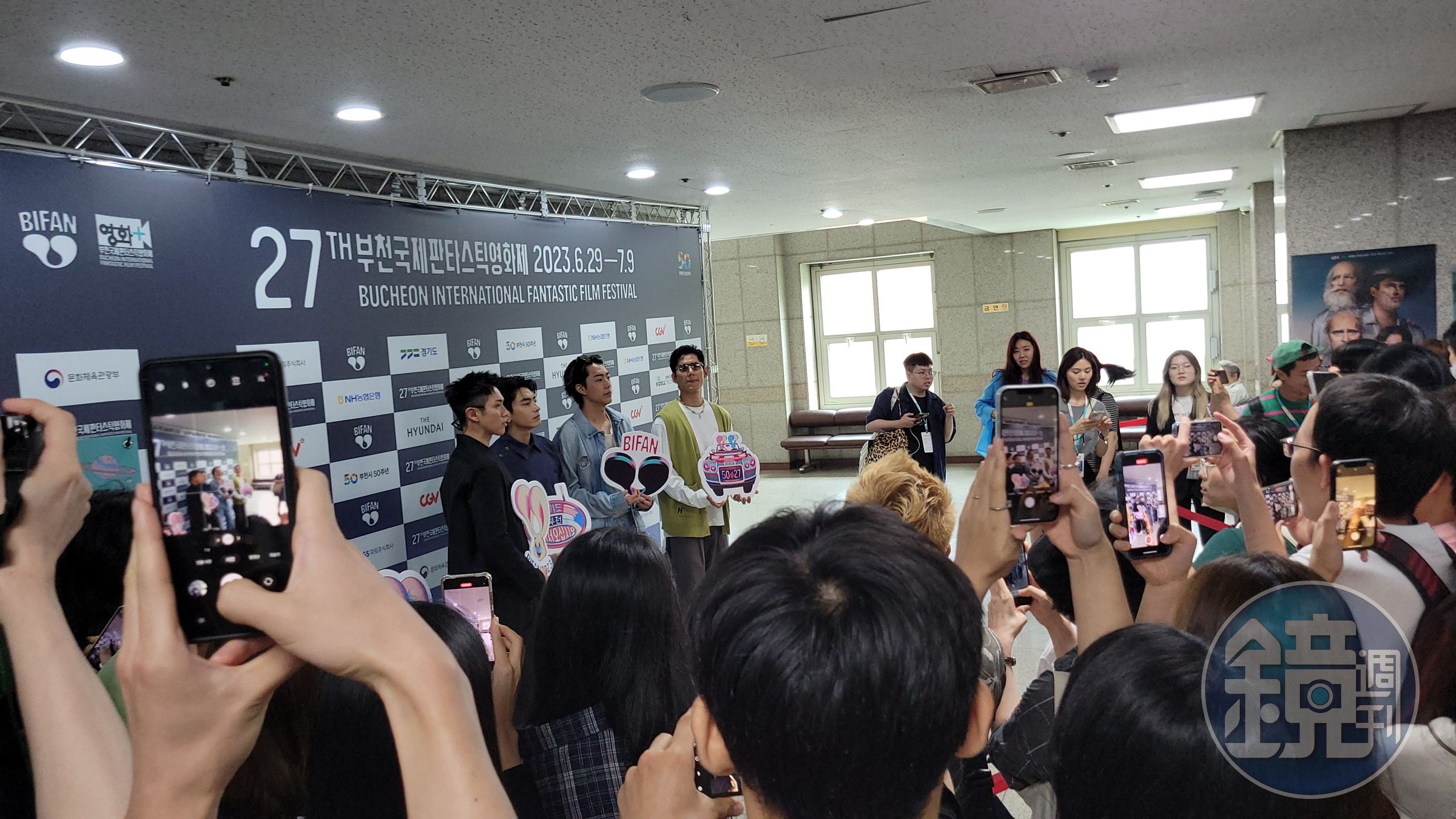 《黑的教育》舞台問候結束,柯震東、朱軒洋、宋柏緯與蔡凡熙到戲院外面讓大家拍照。