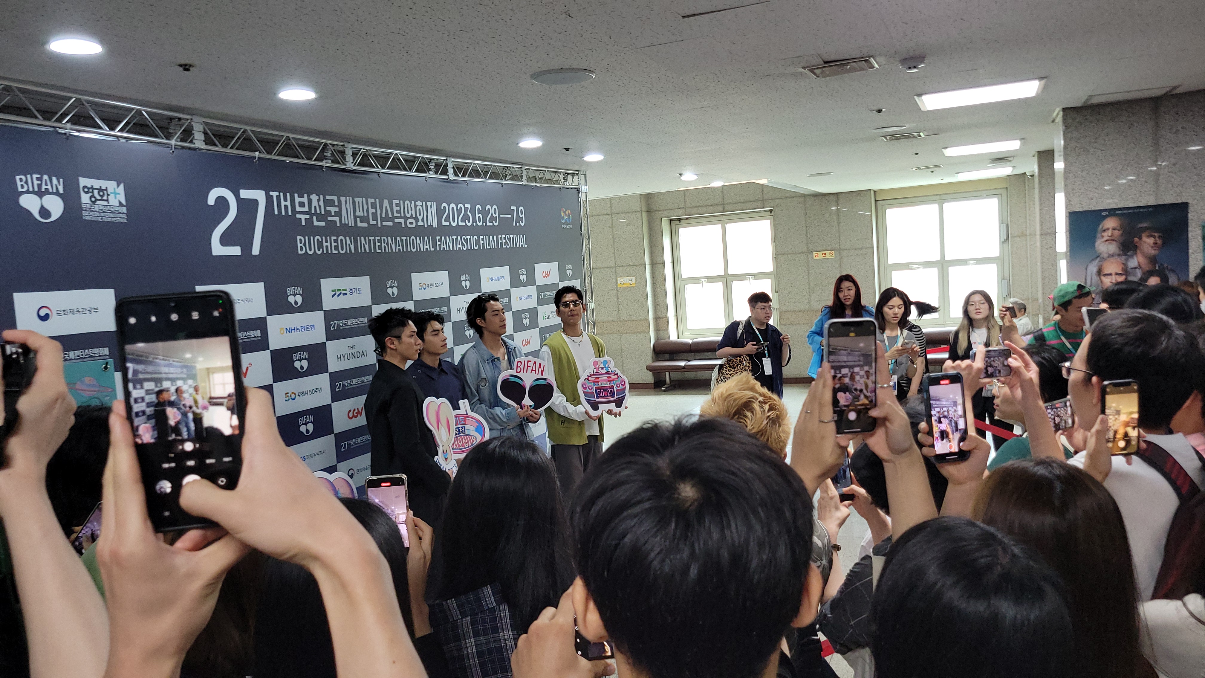 《黑的教育》舞台問候結束，柯震東、朱軒洋、宋柏緯與蔡凡熙到戲院外面讓大家拍照。