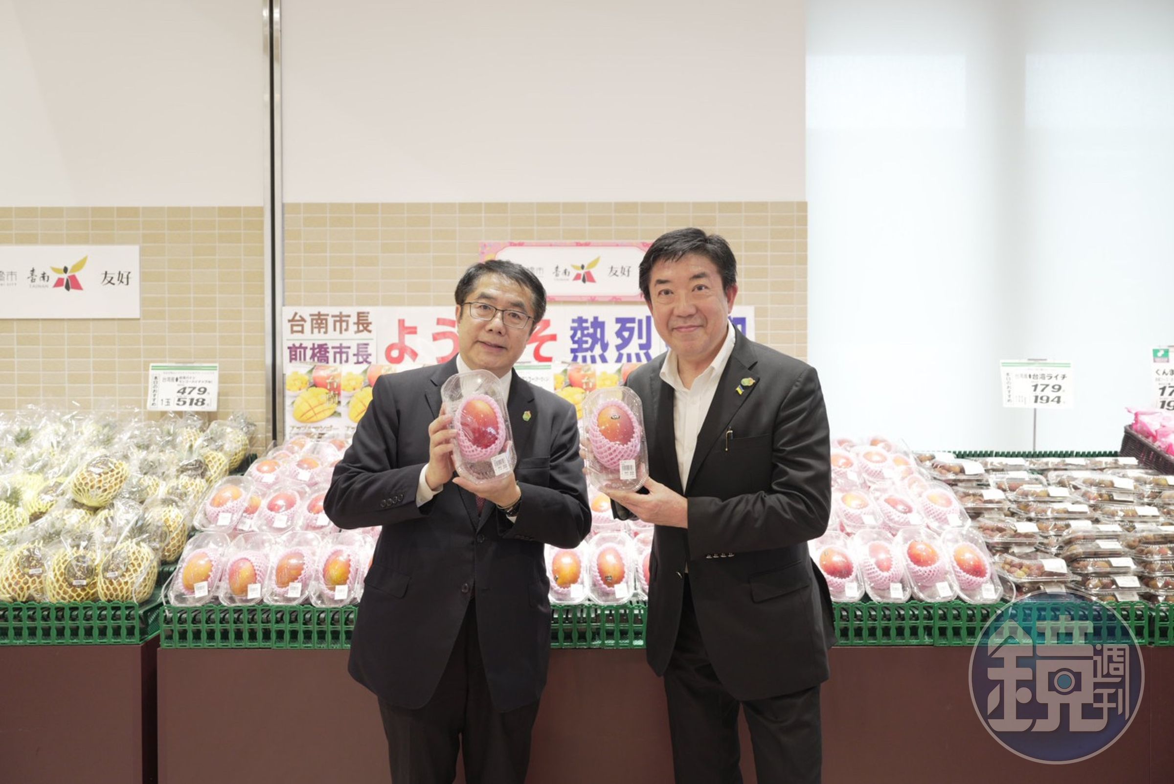 台南市長黃偉哲受邀赴日,拜會前橋市長山本龍,吸引了數多家媒體採訪。(台南市政府提供)