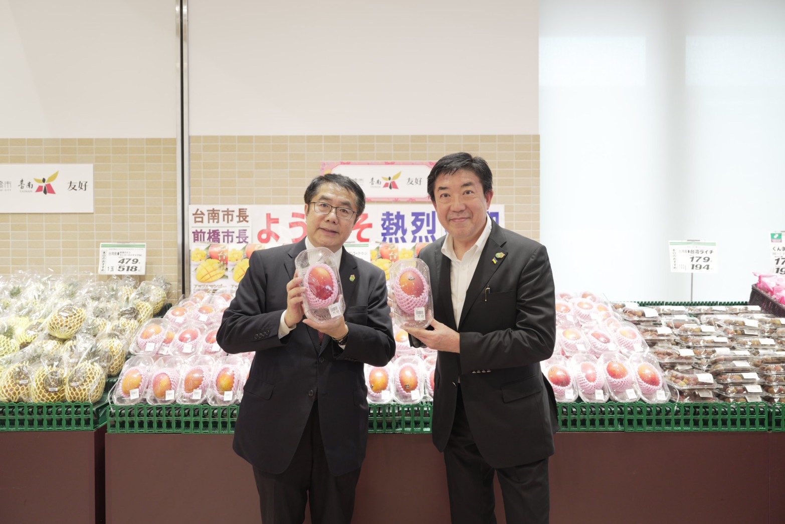 台南市長黃偉哲受邀赴日，拜會前橋市長山本龍，吸引了數多家媒體採訪。（台南市政府提供）