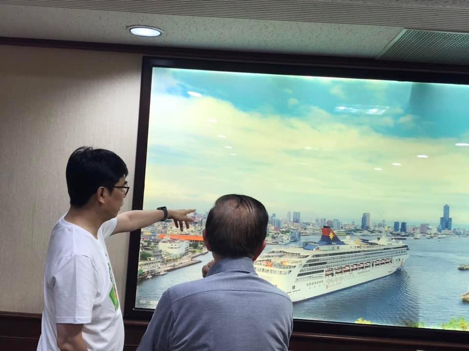 駐日代表謝長廷近日返國，他隔了20年回到高雄市府的「市長室」，與陳其邁同框聊台日觀光。（翻攝自謝長廷臉書）