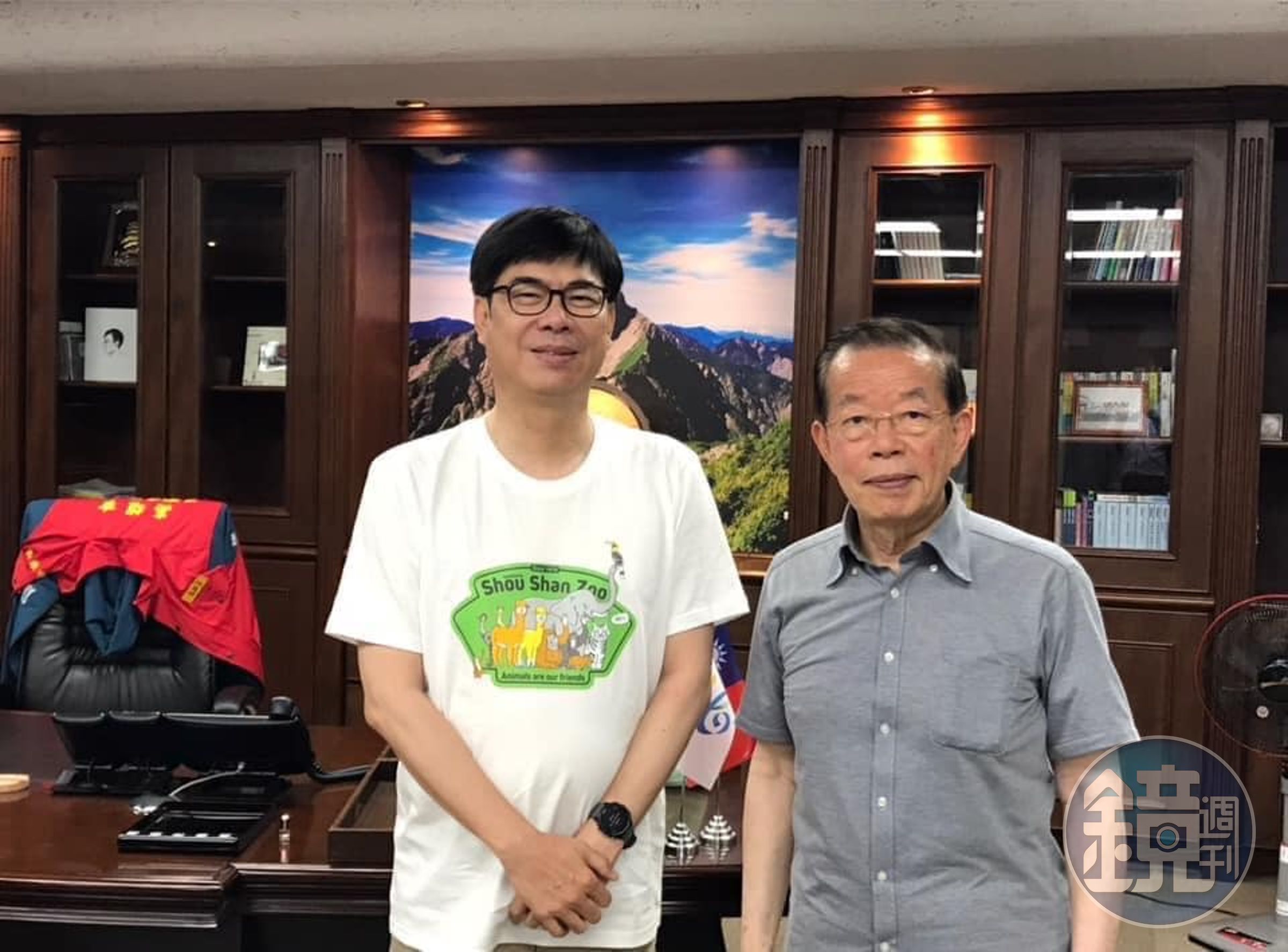 駐日代表謝長廷近日返國，他隔了20年回到高雄市府的「市長室」，與陳其邁同框聊台日觀光。（翻攝自謝長廷臉書）