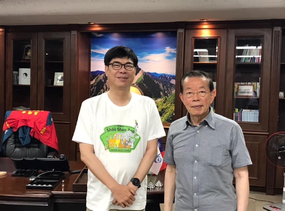 駐日代表謝長廷近日返國，他隔了20年回到高雄市府的「市長室」，與陳其邁同框聊台日觀光。（翻攝自謝長廷臉書）