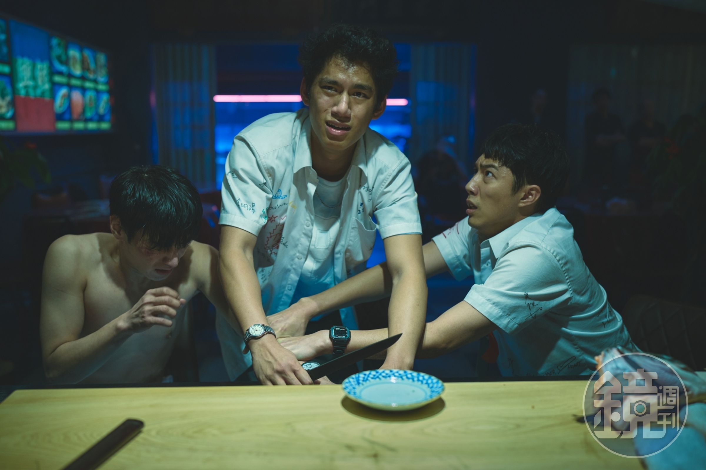 宋柏緯(左起)、朱軒洋、蔡凡熙在《黑的教育》演來默契十足,但斷手指的戲拍完三人手指都瘀青。(禾豐九路提供)