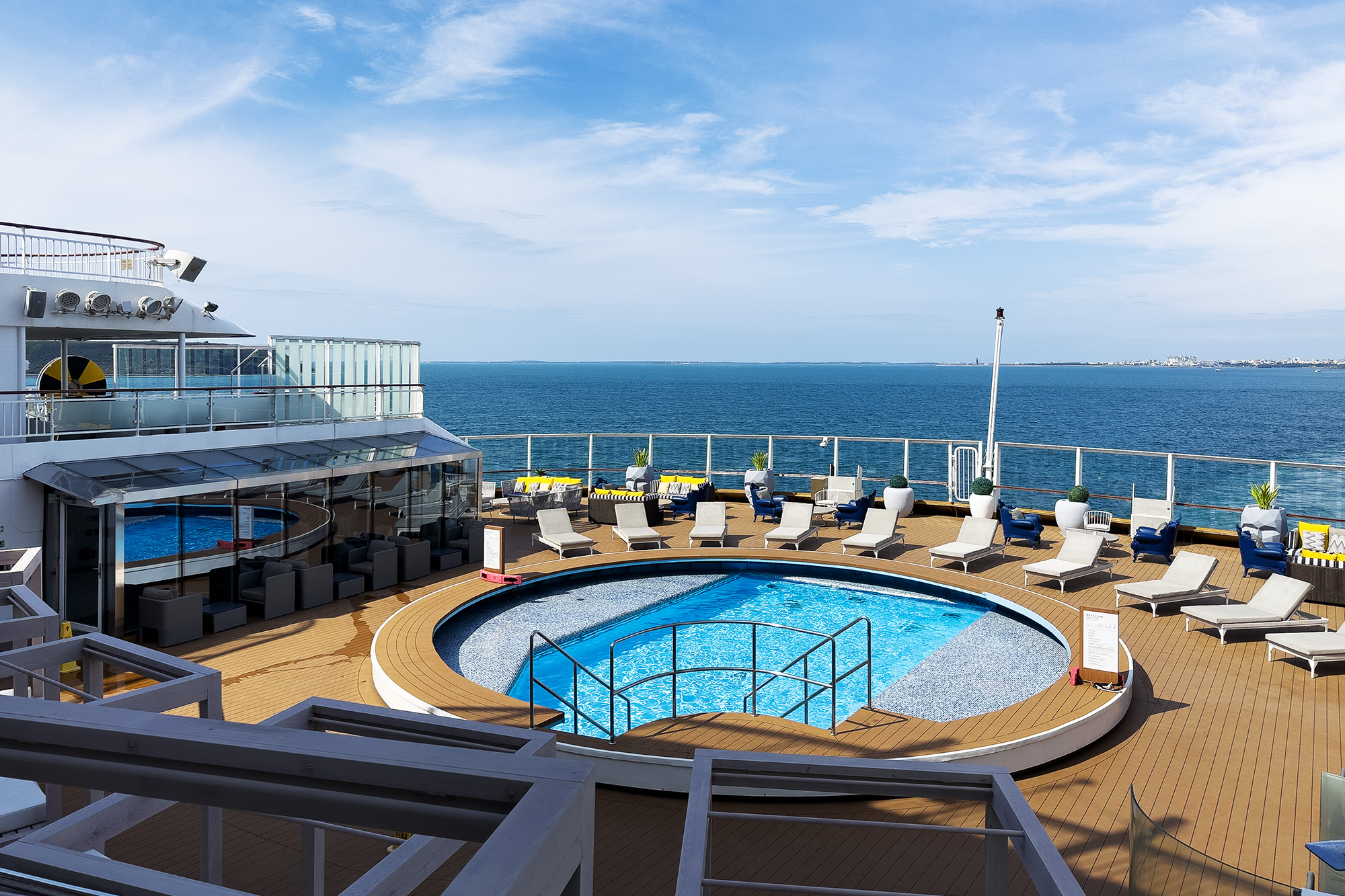 名勝世界郵輪於2022年6月在新加坡成立，為了慶祝成軍一週年，即日起至7月11日前推出一週年促銷活動，預訂兩人艙房，第二人只要加新台幣1元。